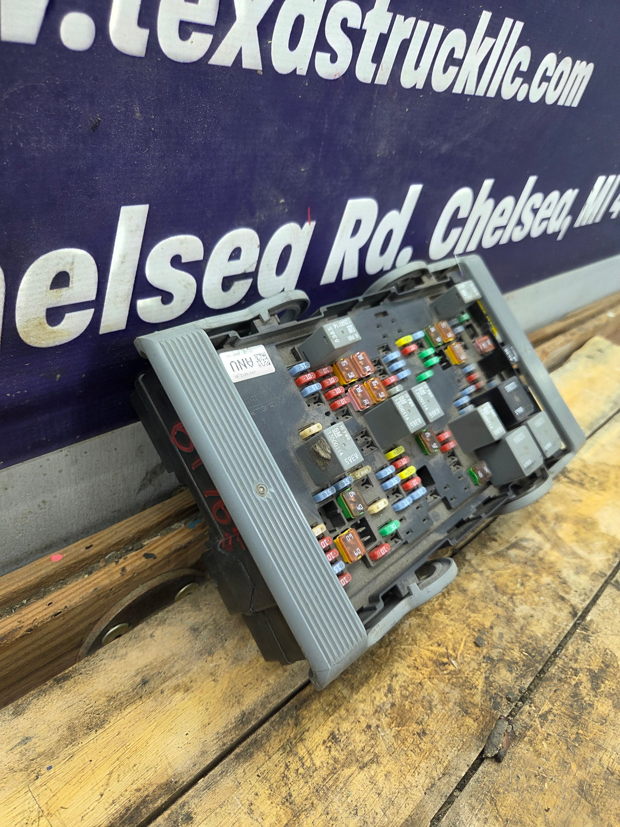 2007-2009 Chevrolet Silverado / GMC Sierra 1500 2500 3500 Engine Bay Fuse Box