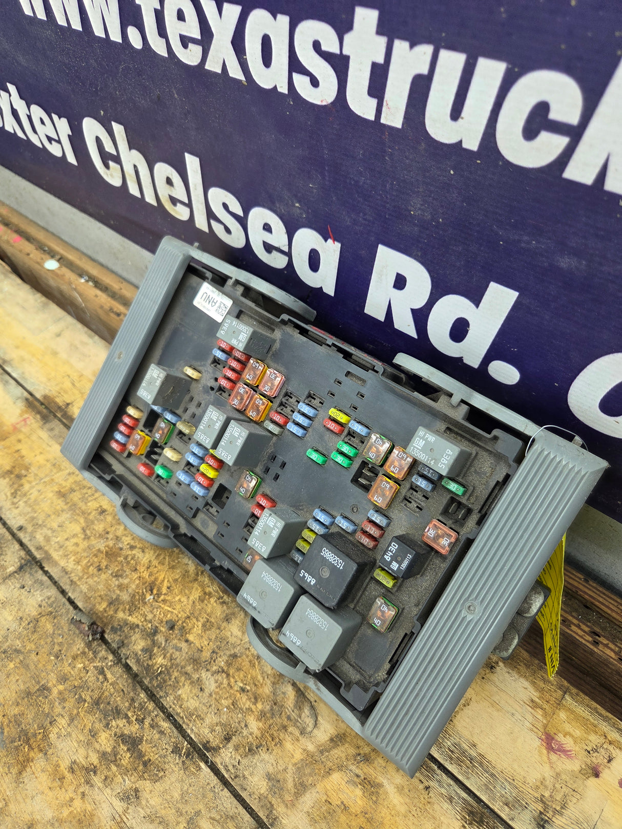 2007-2009 Chevrolet Silverado / GMC Sierra 1500 2500 3500 Engine Bay Fuse Box