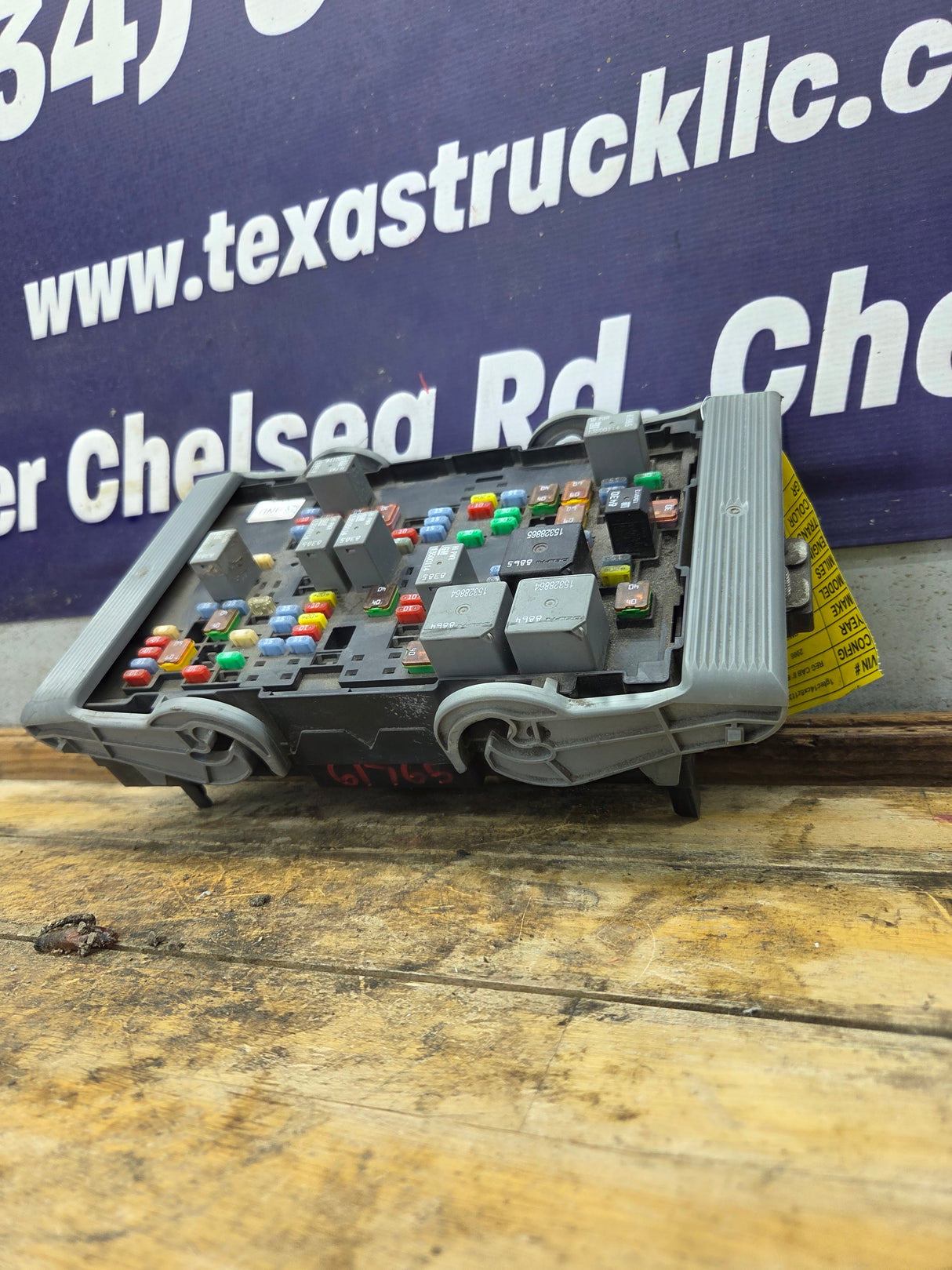 2007-2009 Chevrolet Silverado / GMC Sierra 1500 2500 3500 Engine Bay Fuse Box