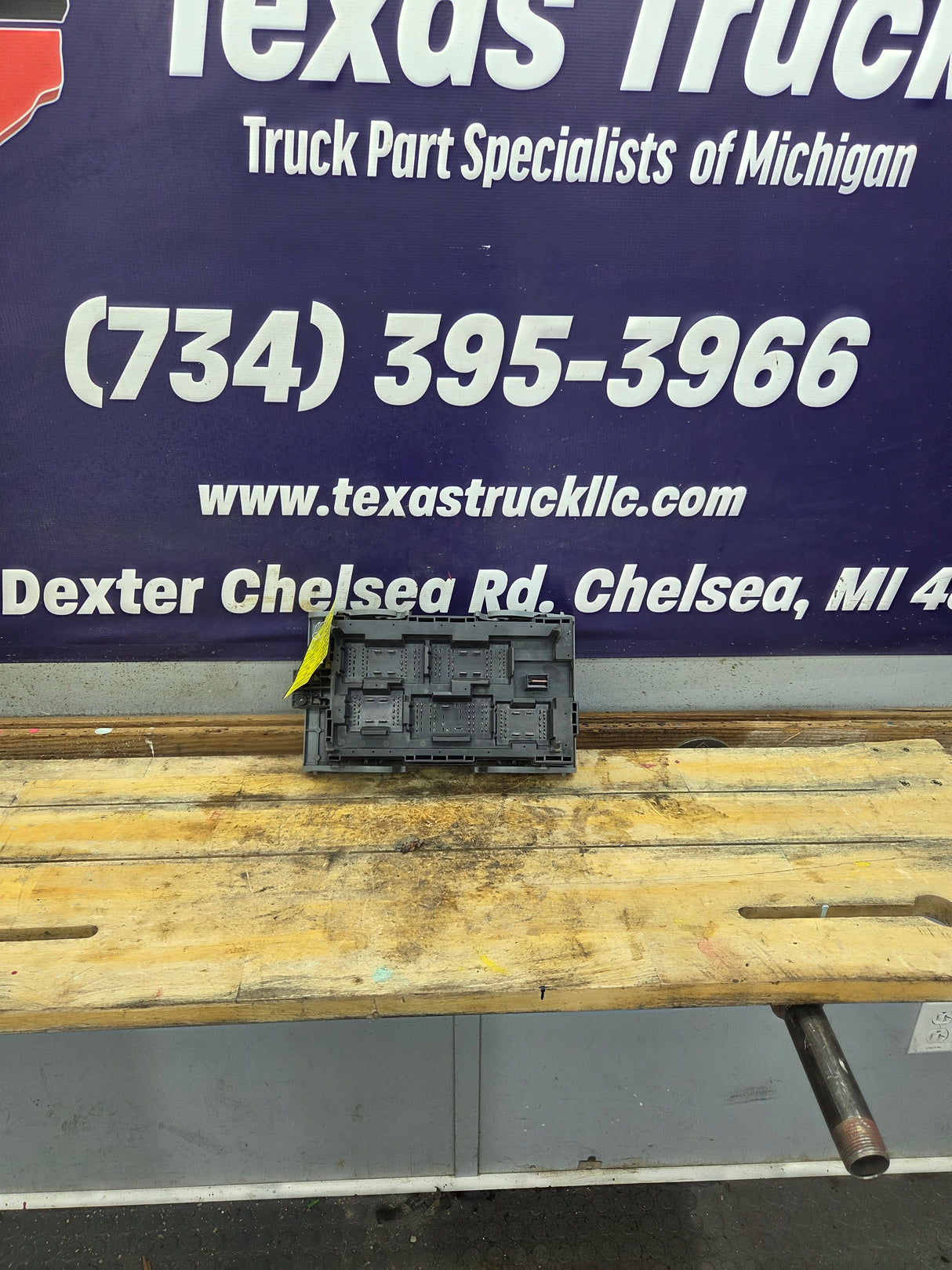 2007-2009 Chevrolet Silverado / GMC Sierra 1500 2500 3500 Engine Bay Fuse Box