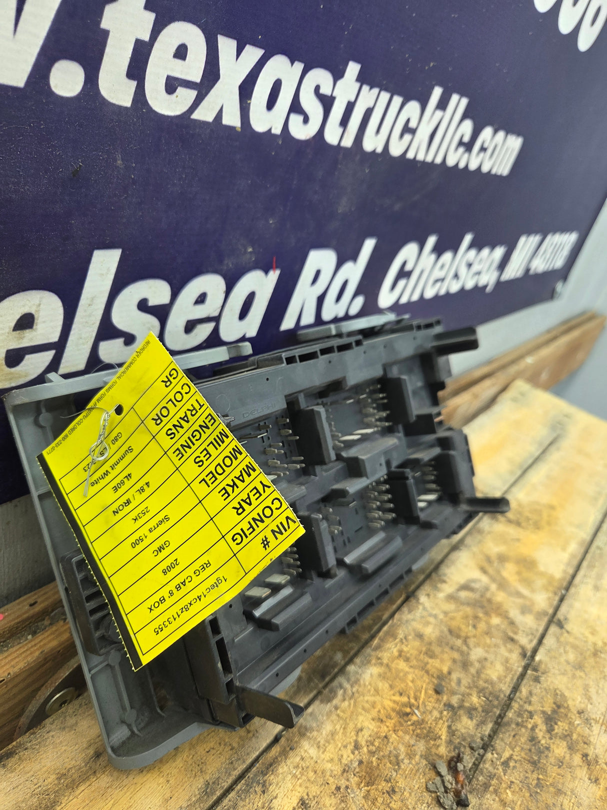 2007-2009 Chevrolet Silverado / GMC Sierra 1500 2500 3500 Engine Bay Fuse Box