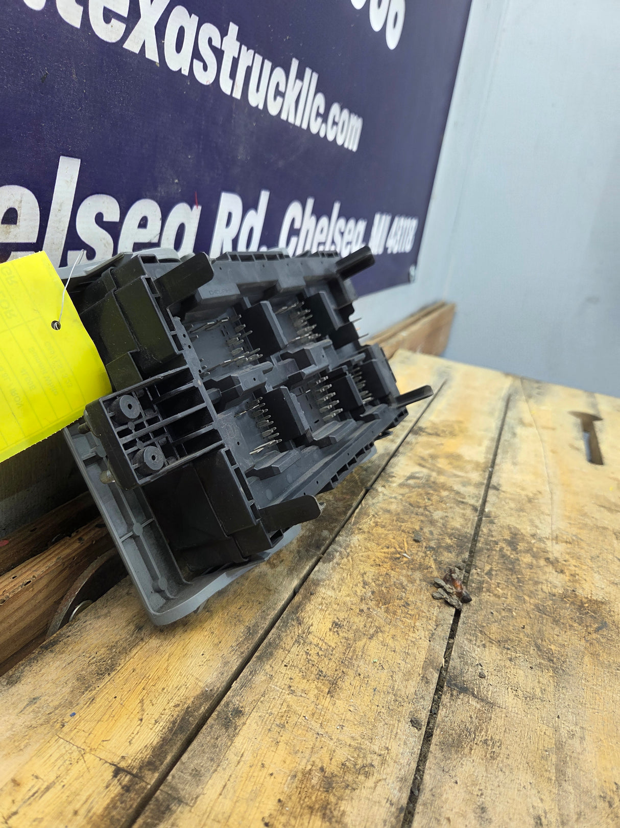 2007-2009 Chevrolet Silverado / GMC Sierra 1500 2500 3500 Engine Bay Fuse Box