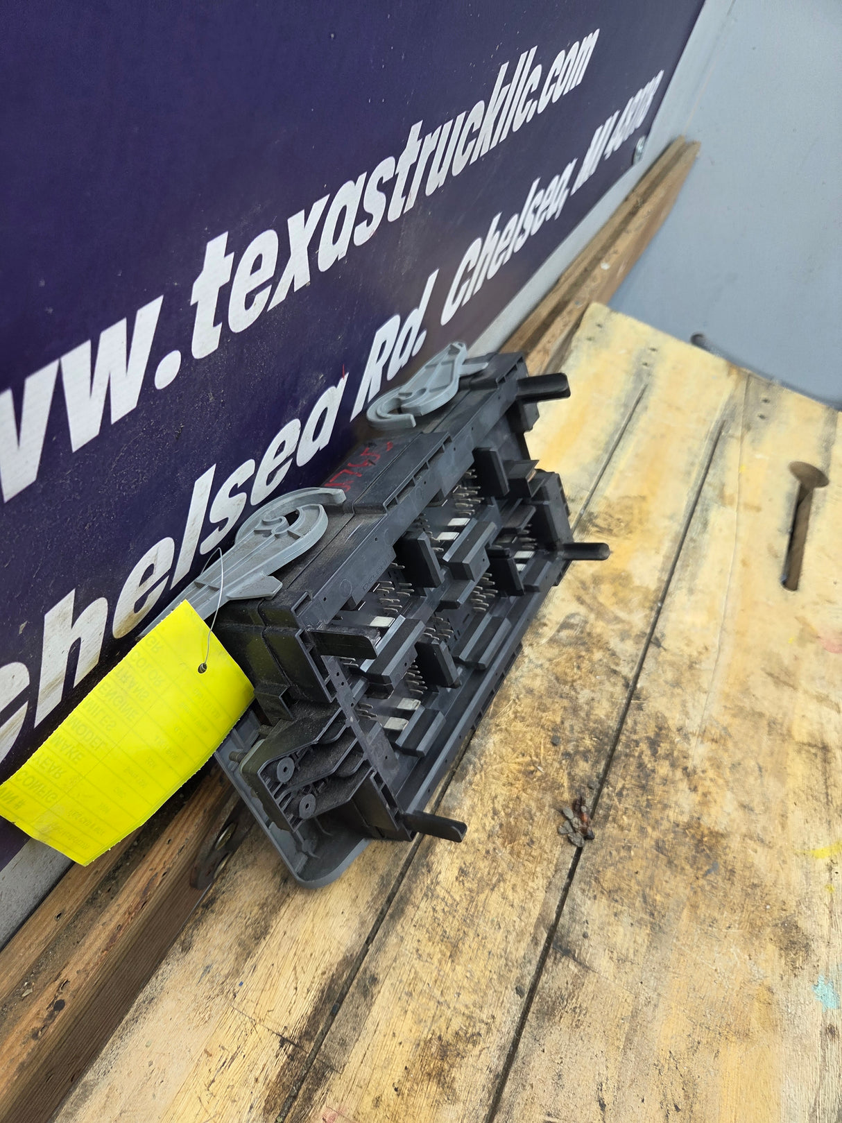 2007-2009 Chevrolet Silverado / GMC Sierra 1500 2500 3500 Engine Bay Fuse Box