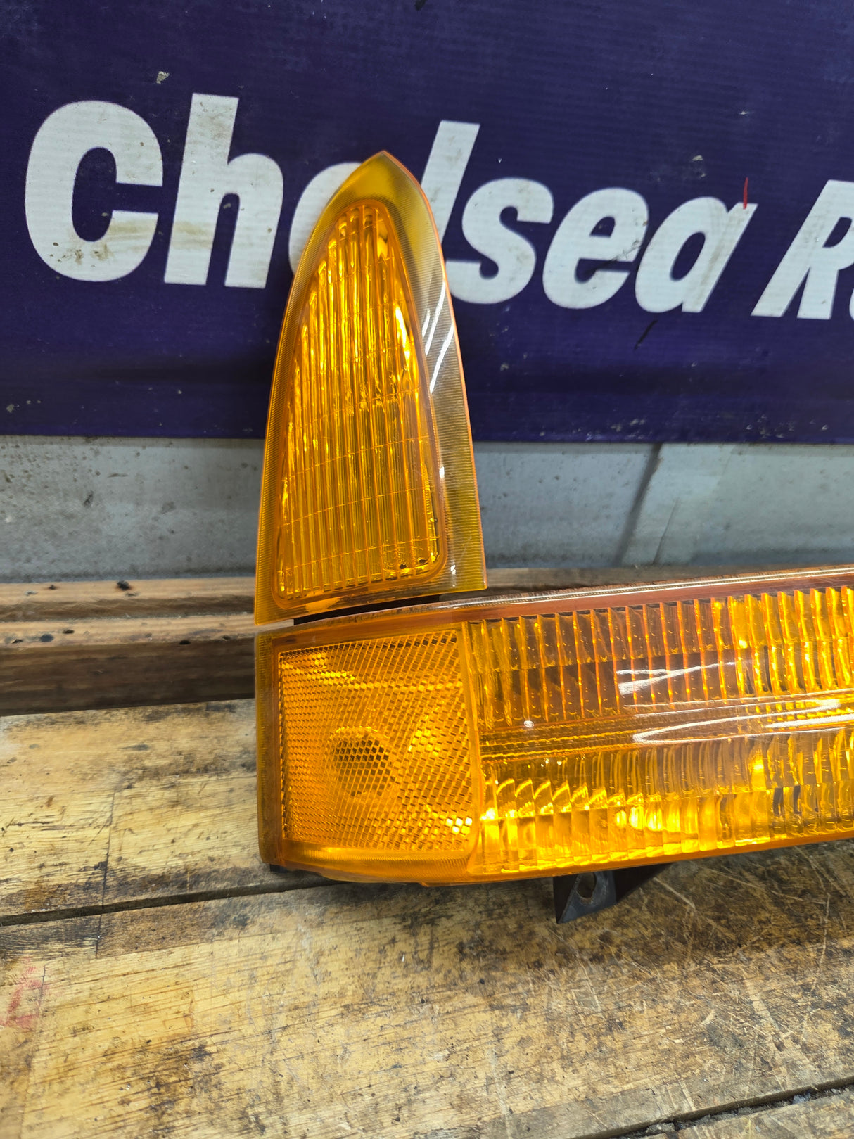1999-2004 Ford Super Duty F250 F350 RH Passenger Side OEM Turn Signal Parking Light Assembly