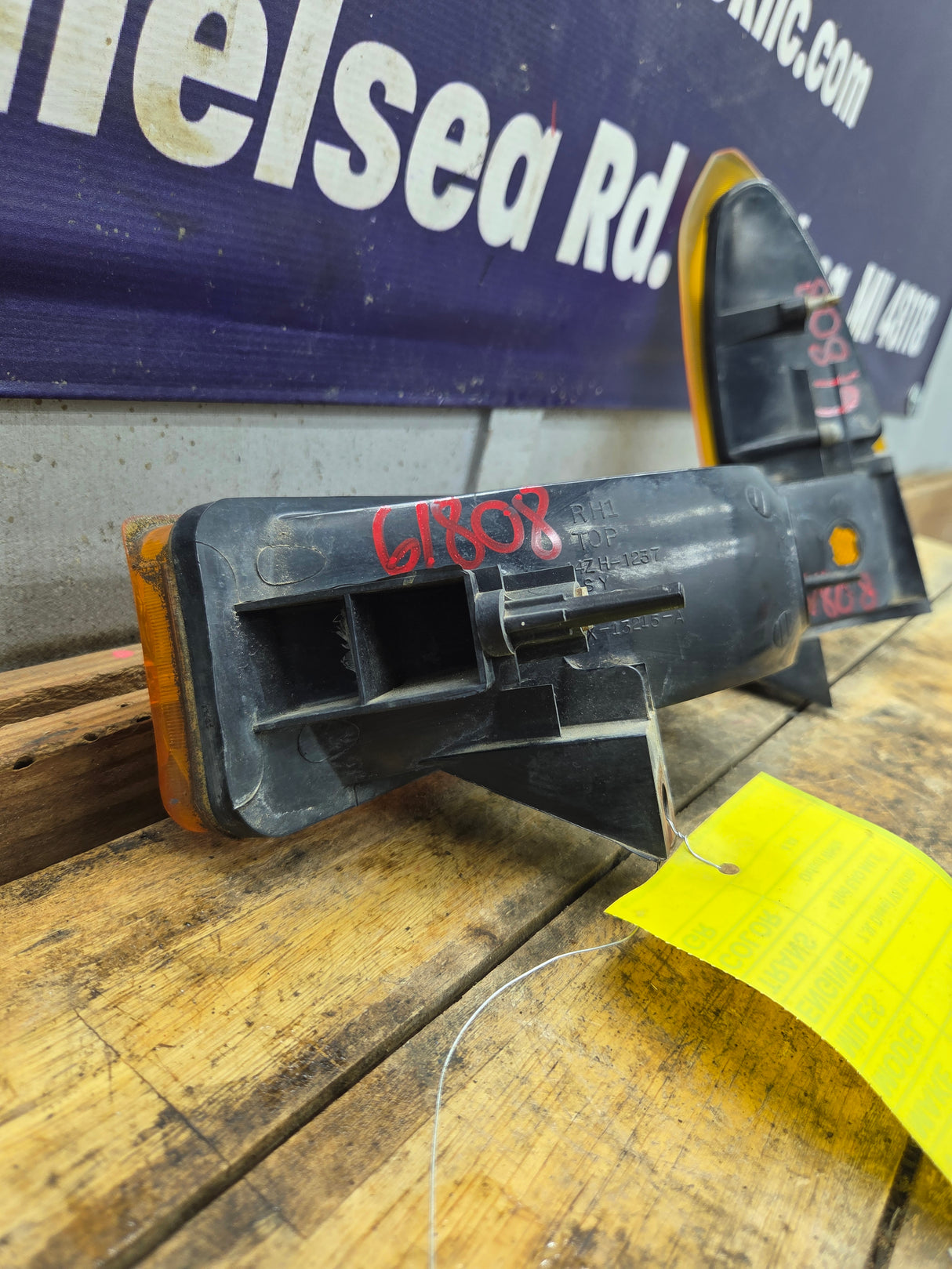 1999-2004 Ford Super Duty F250 F350 RH Passenger Side OEM Turn Signal Parking Light Assembly