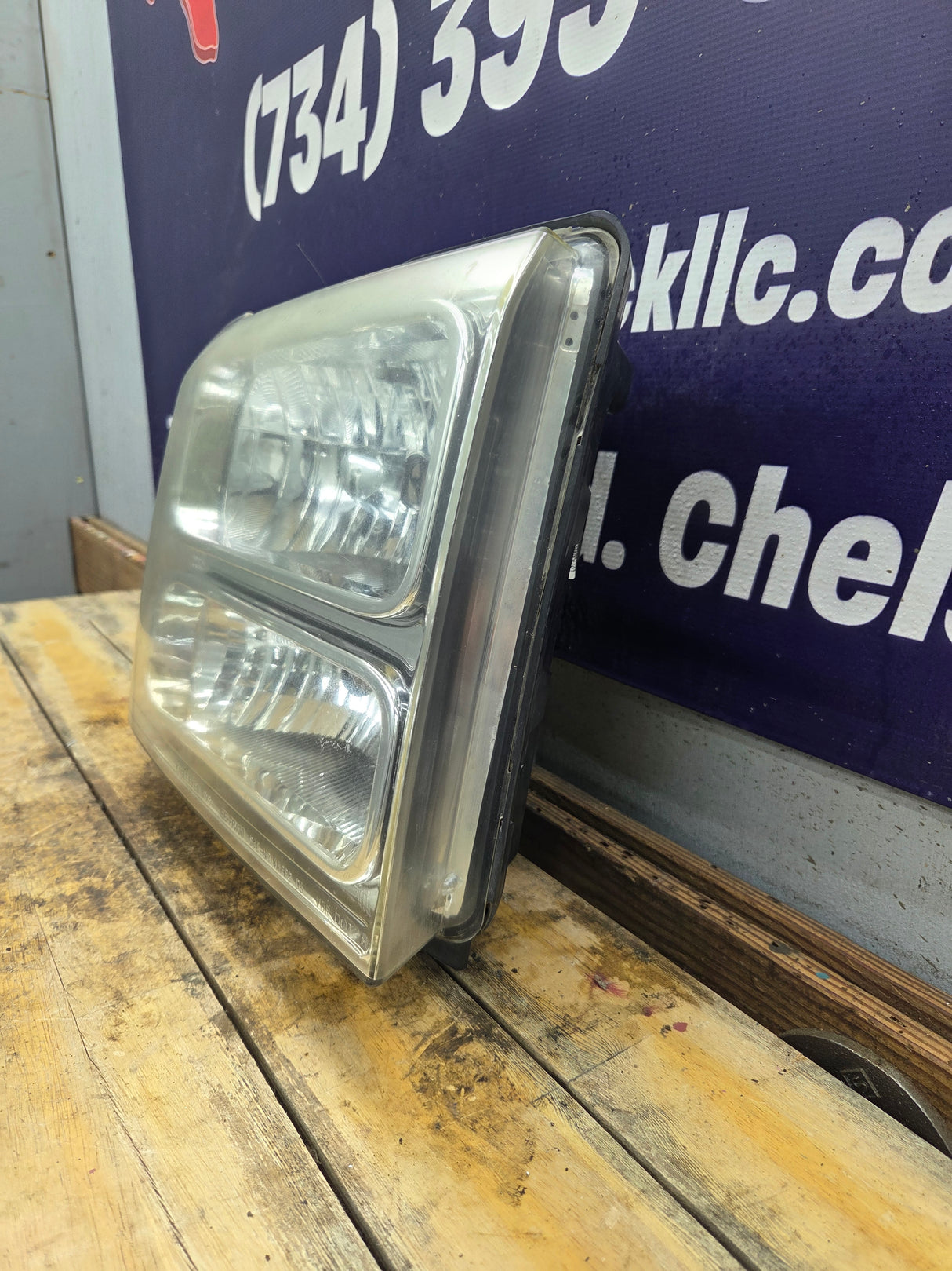 2005-2007 Ford Super Duty F250 F350 F450 F550 RH Passenger Side Composite Head Light