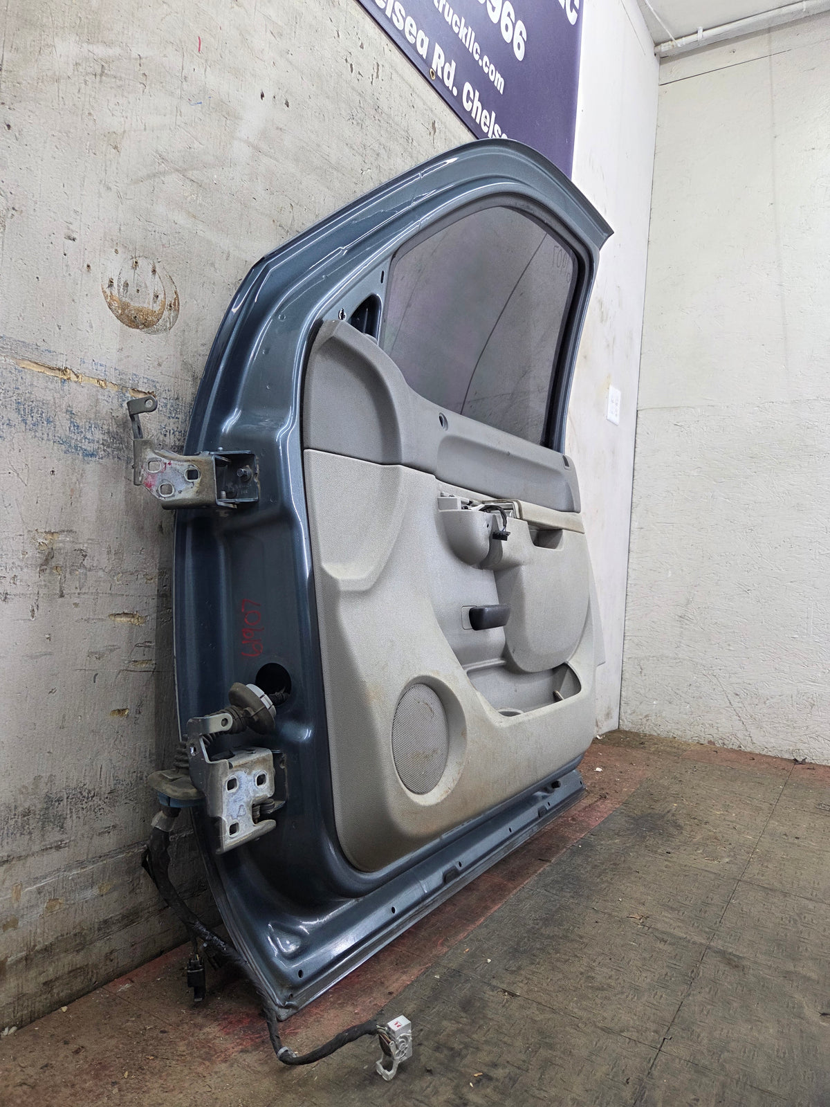 2007-2013 Chevrolet Silverado / GMC Sierra 1500 2500 3500 HD RH Front Passenger Side Door