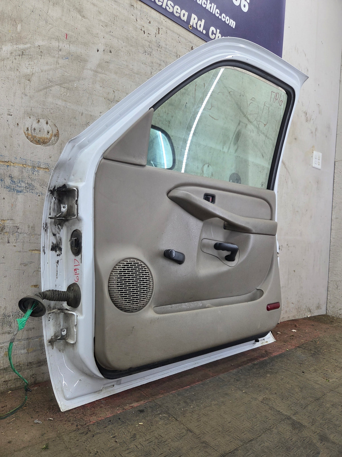 1999-2006 Chevrolet Silverado / GMC Sierra 1500 2500 3500 HD Front Passenger side Door RH