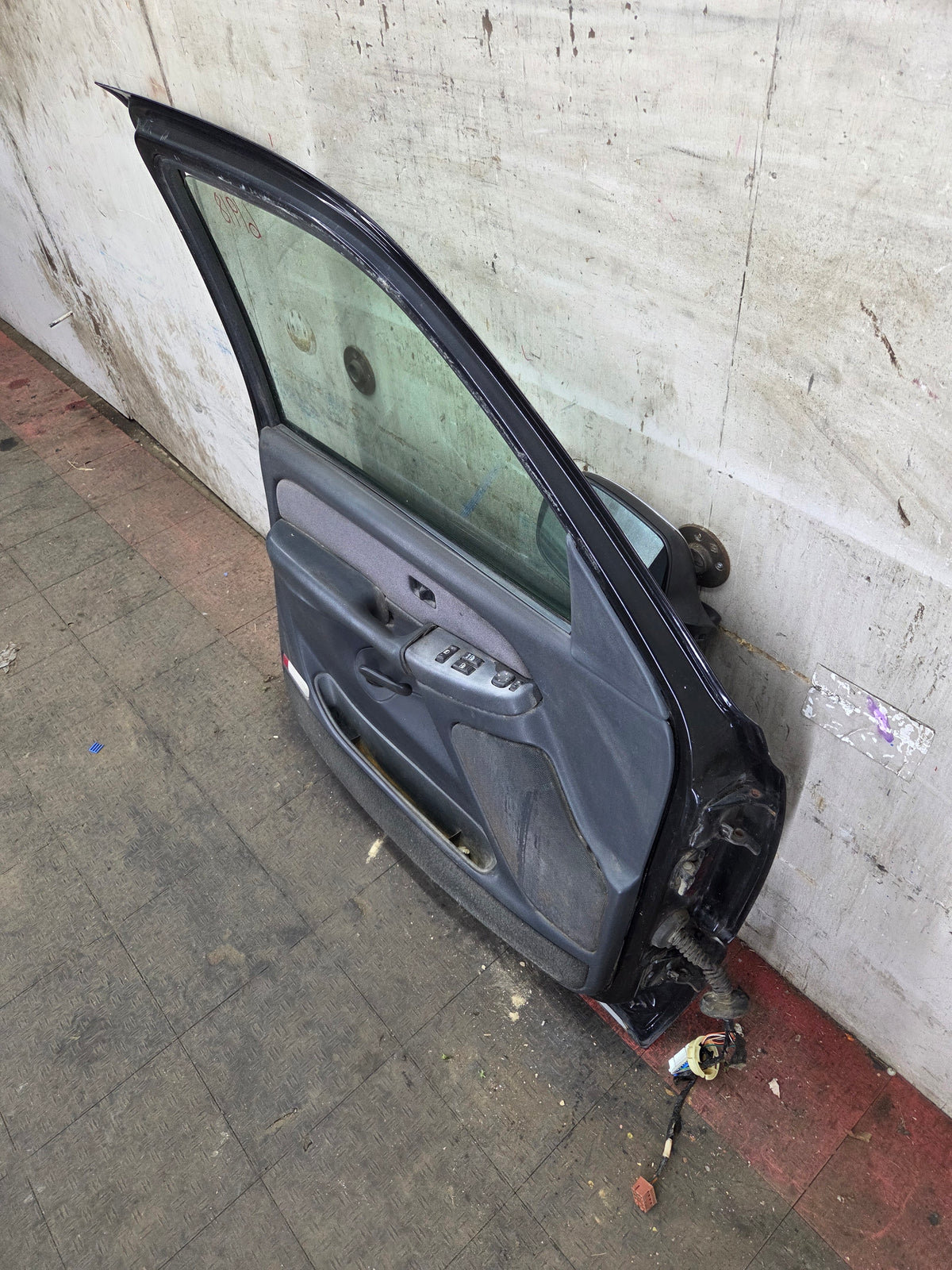 1999-2006 Chevrolet Silverado / GMC Sierra 1500 2500 3500 HD Front Driver Side Door LH