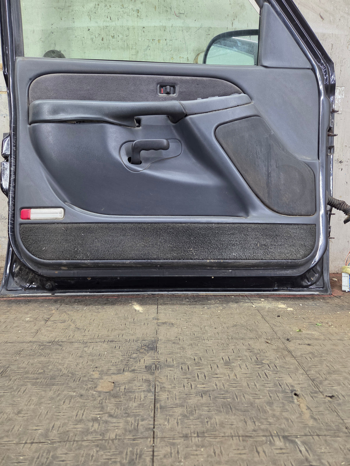 1999-2006 Chevrolet Silverado / GMC Sierra 1500 2500 3500 HD Front Driver Side Door LH