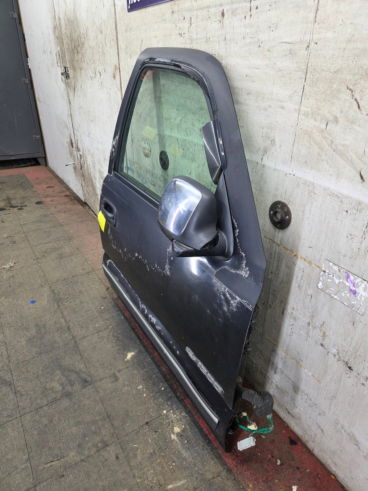1999-2006 Chevrolet Silverado / GMC Sierra 1500 2500 3500 HD Front Passenger side Door RH