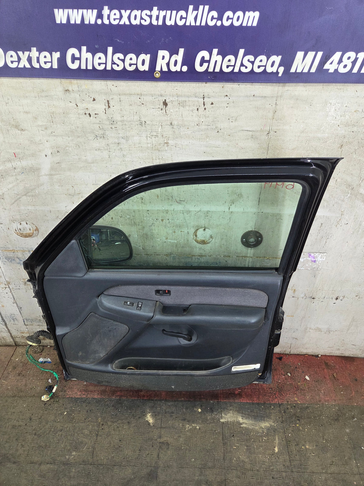 1999-2006 Chevrolet Silverado / GMC Sierra 1500 2500 3500 HD Front Passenger side Door RH