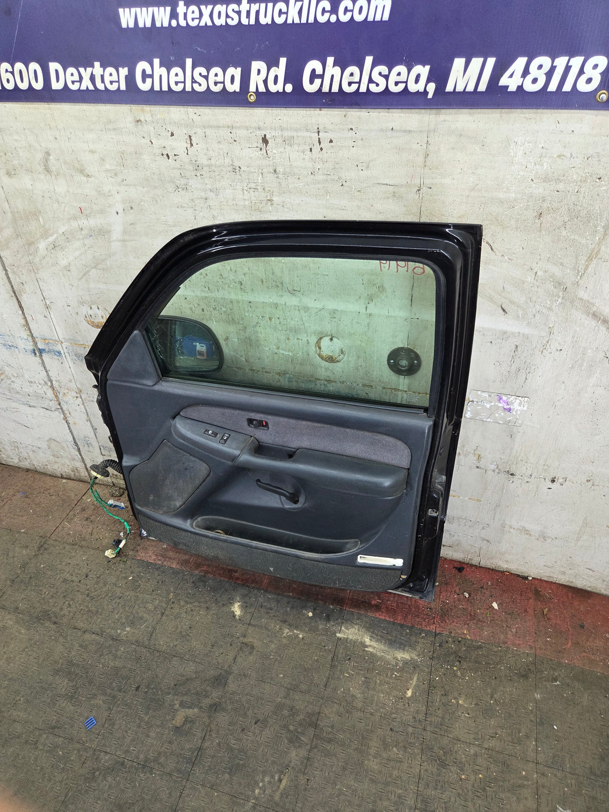 1999-2006 Chevrolet Silverado / GMC Sierra 1500 2500 3500 HD Front Passenger side Door RH