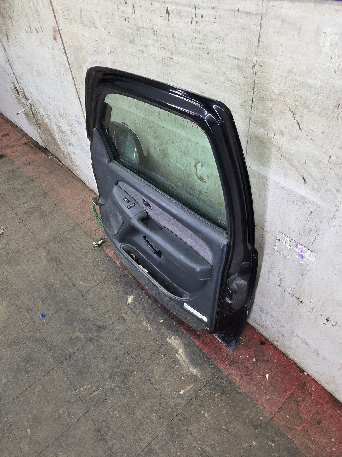 1999-2006 Chevrolet Silverado / GMC Sierra 1500 2500 3500 HD Front Passenger side Door RH