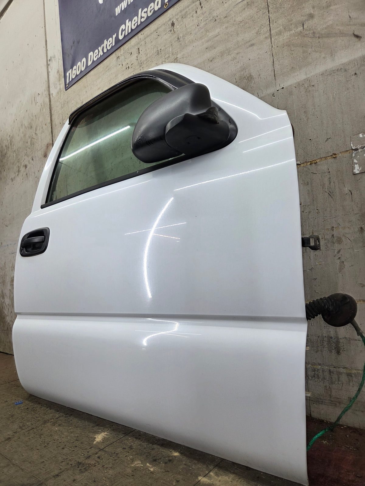 1999-2006 Chevrolet Silverado / GMC Sierra 1500 2500 3500 HD Front Passenger side Door RH