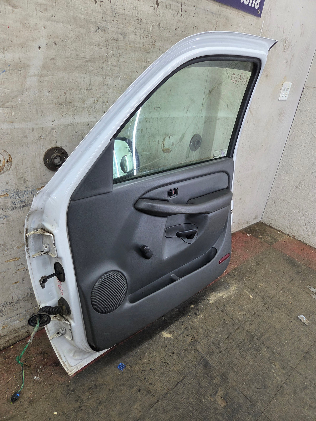 1999-2006 Chevrolet Silverado / GMC Sierra 1500 2500 3500 HD Front Passenger side Door RH