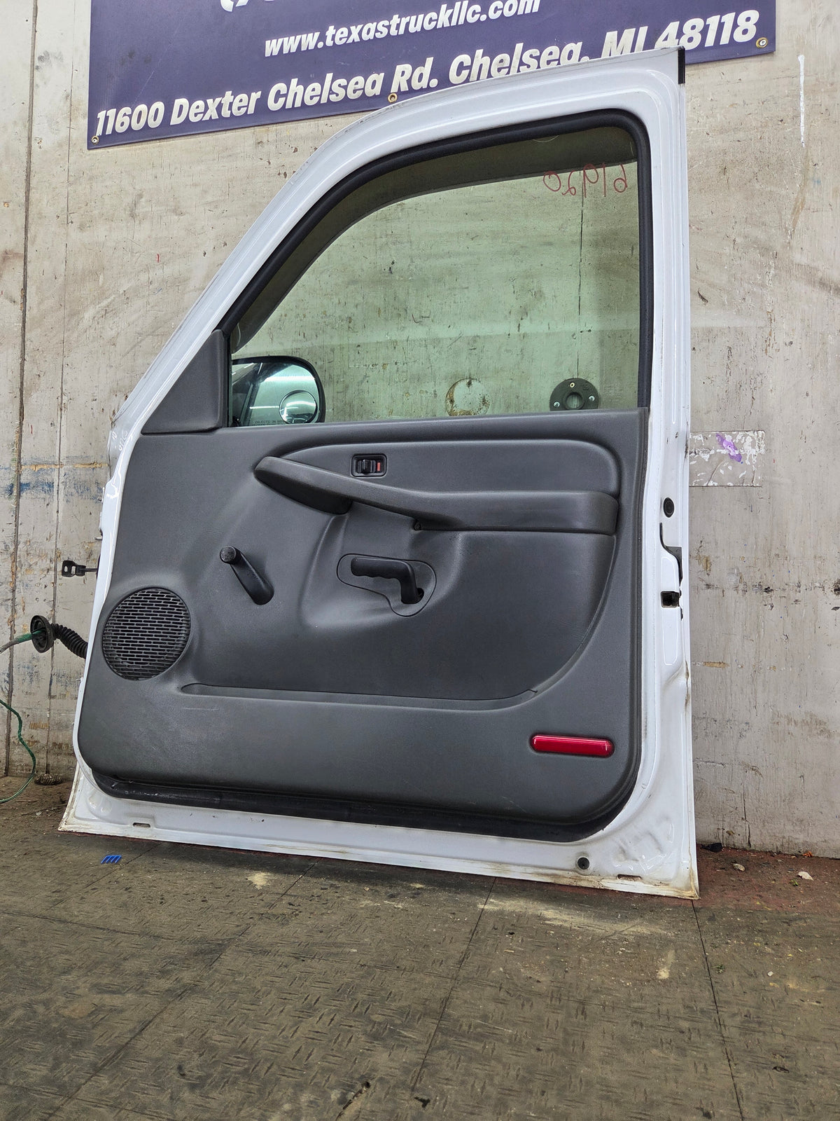1999-2006 Chevrolet Silverado / GMC Sierra 1500 2500 3500 HD Front Passenger side Door RH