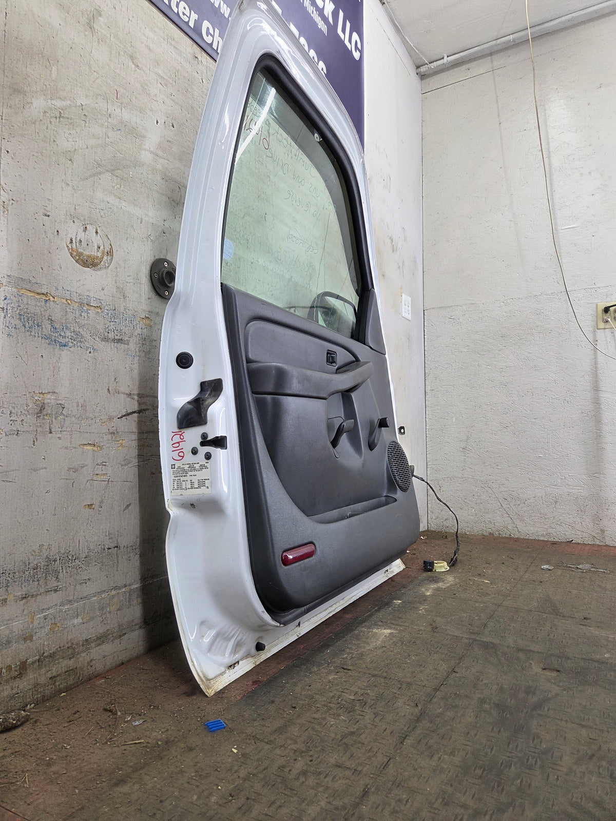 1999-2006 Chevrolet Silverado / GMC Sierra 1500 2500 3500 HD Front Driver Side Door LH