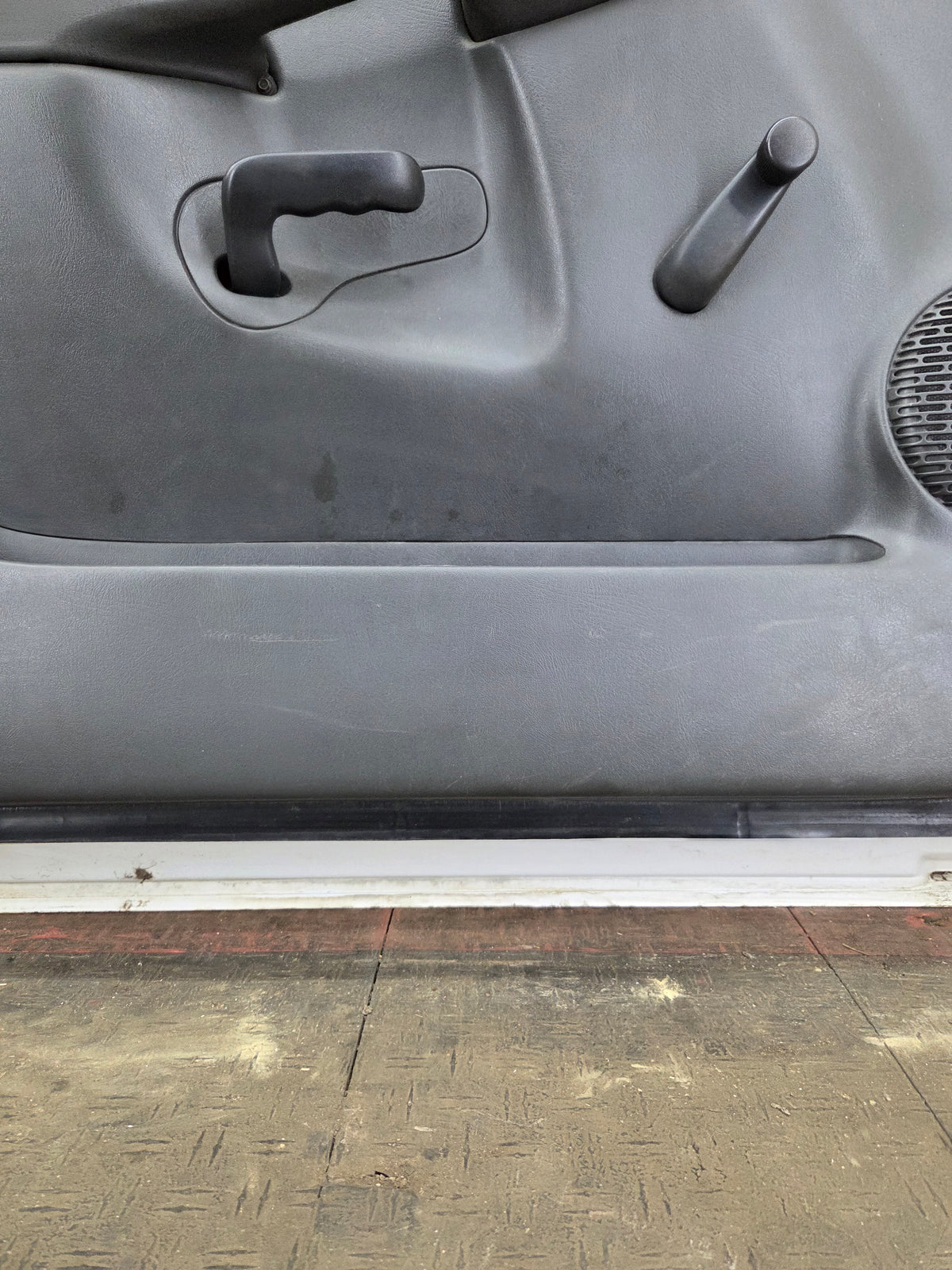 1999-2006 Chevrolet Silverado / GMC Sierra 1500 2500 3500 HD Front Driver Side Door LH