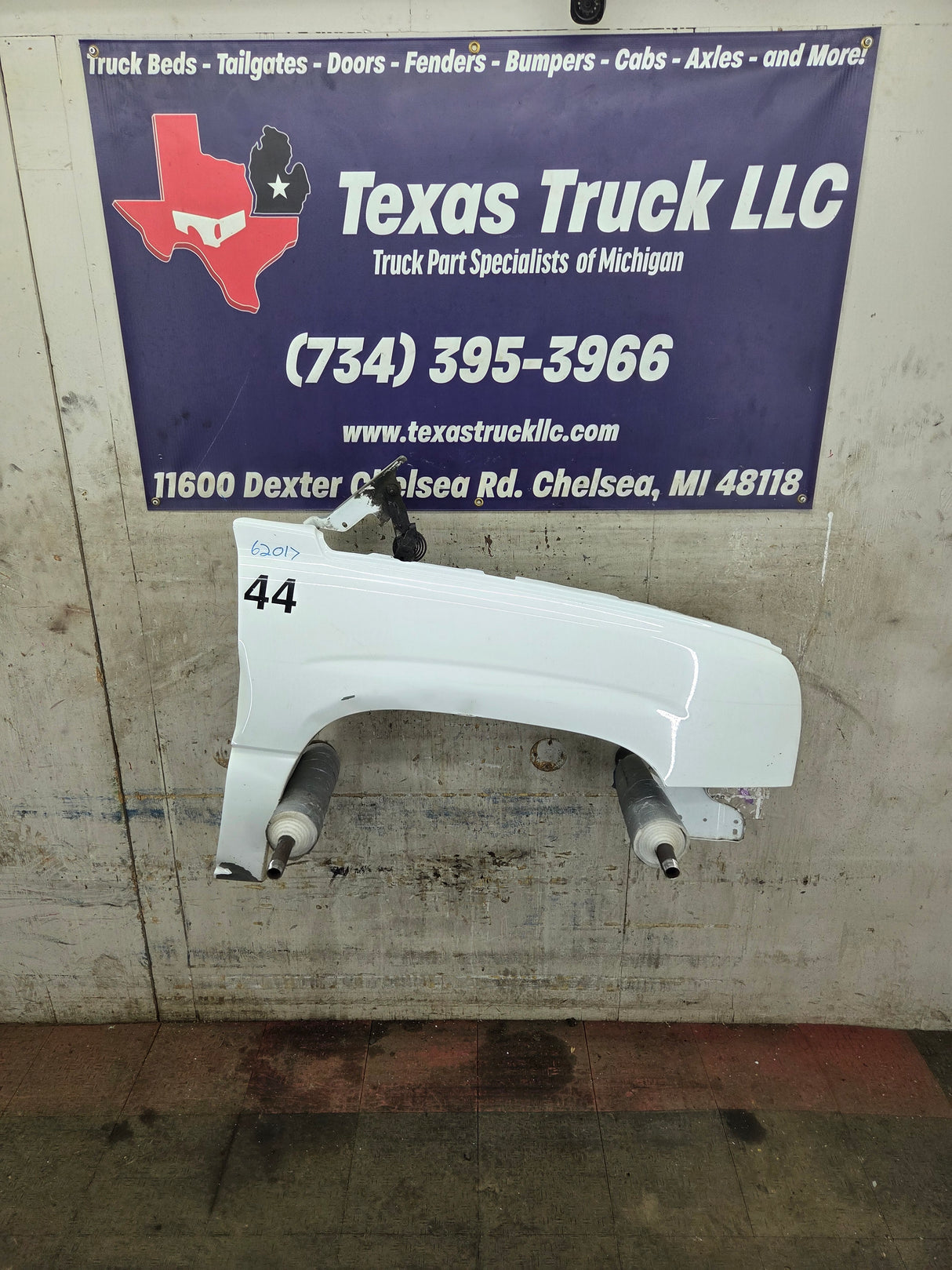 2003-2007 Chevrolet Silverado / Tahoe / Suburban 1500 2500 3500 HD RH Passenger Side "Cateye" Front Fender - Summit White