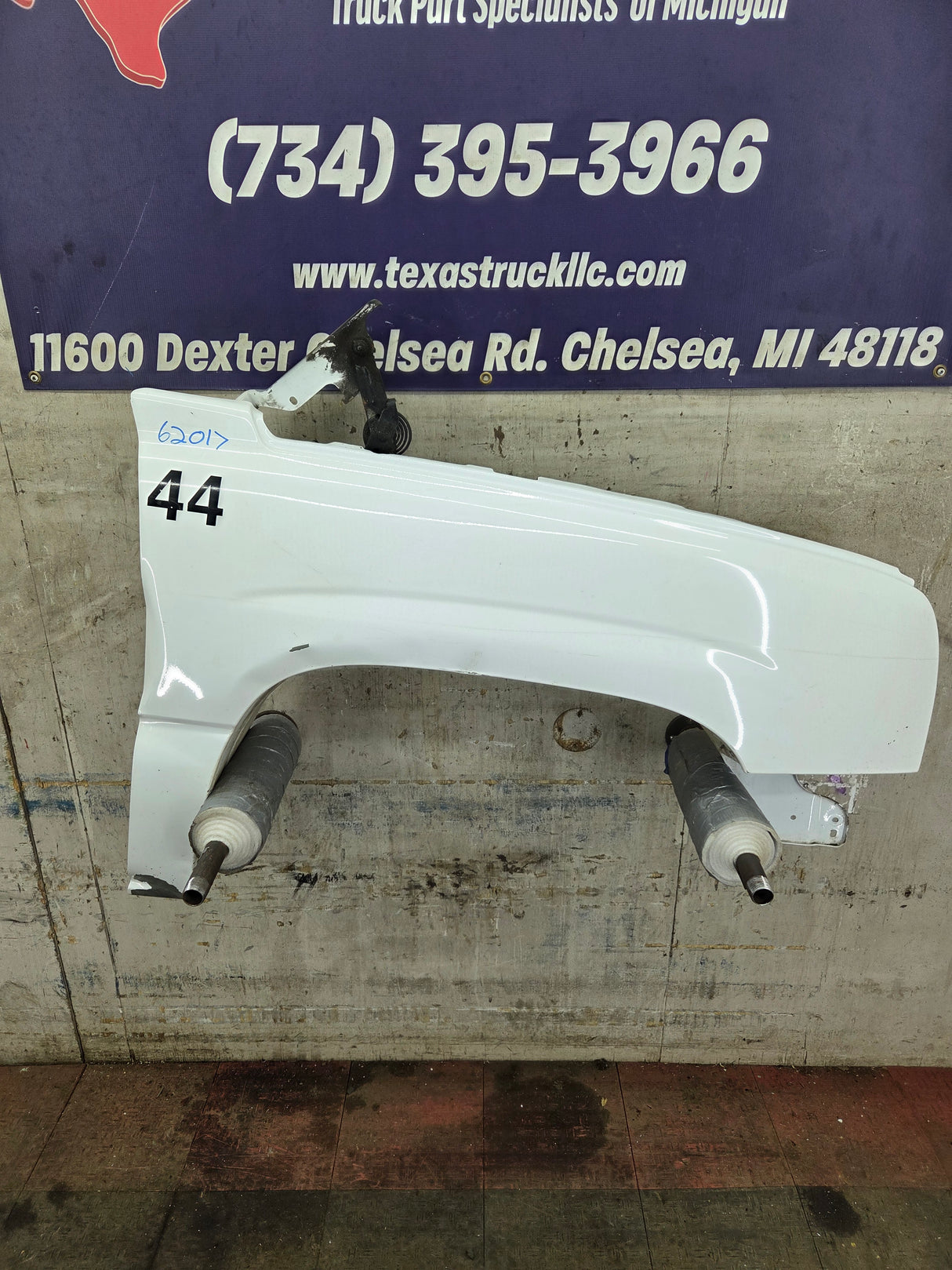 2003-2007 Chevrolet Silverado / Tahoe / Suburban 1500 2500 3500 HD RH Passenger Side "Cateye" Front Fender - Summit White