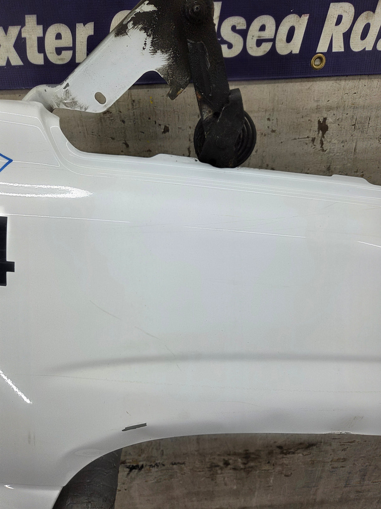 2003-2007 Chevrolet Silverado / Tahoe / Suburban 1500 2500 3500 HD RH Passenger Side "Cateye" Front Fender - Summit White