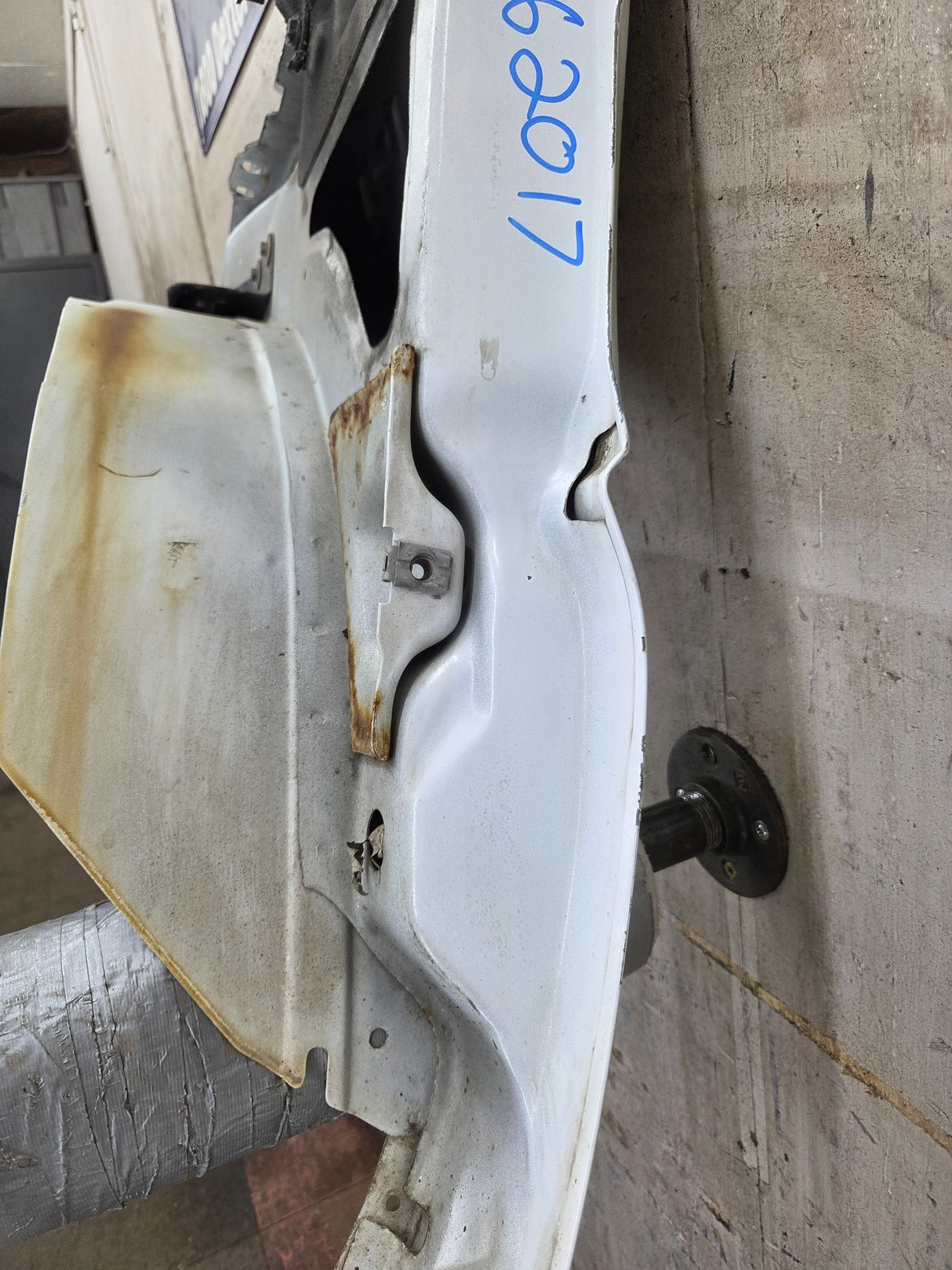2003-2007 Chevrolet Silverado / Tahoe / Suburban 1500 2500 3500 HD RH Passenger Side "Cateye" Front Fender - Summit White