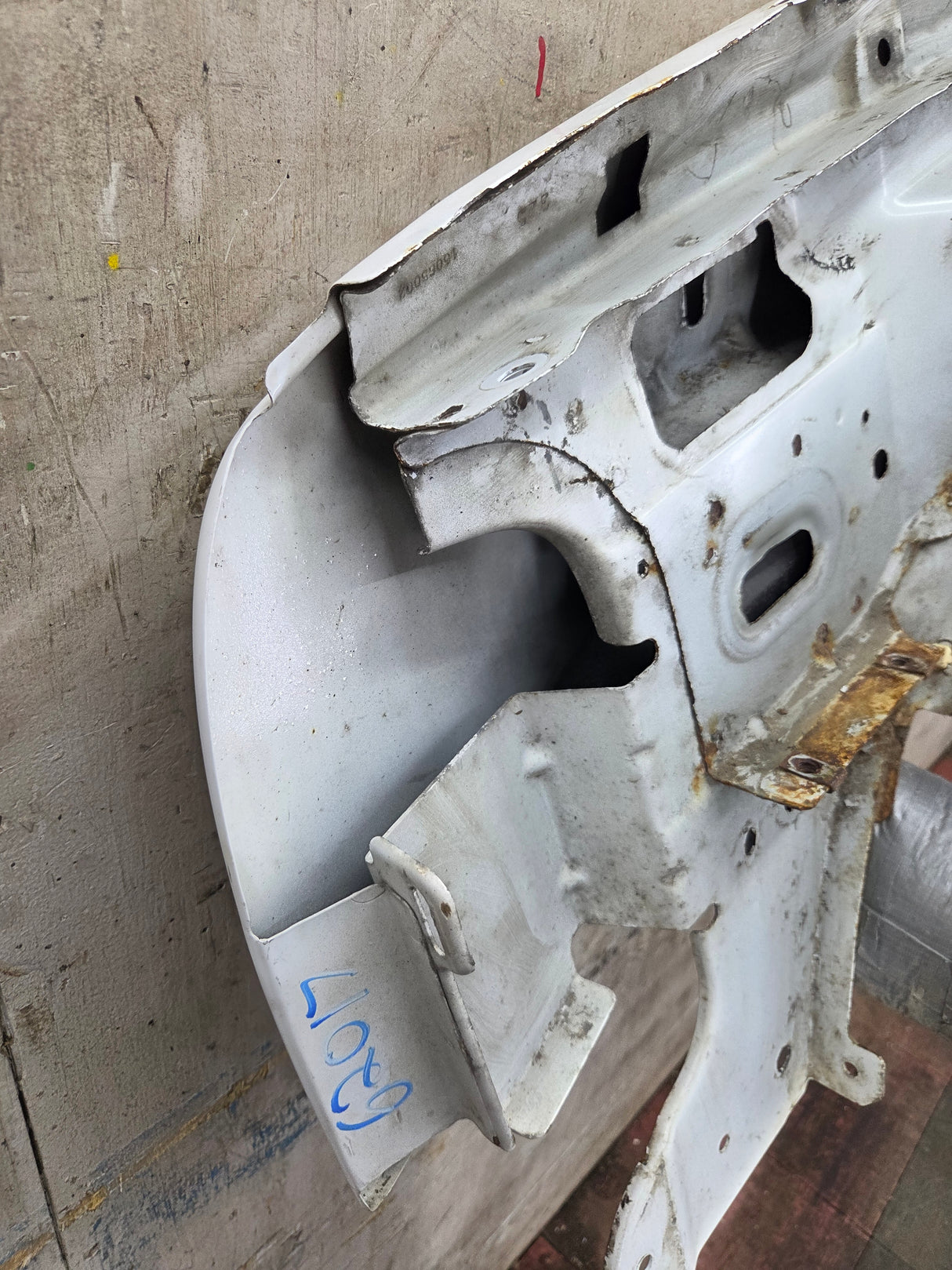2003-2007 Chevrolet Silverado / Tahoe / Suburban 1500 2500 3500 HD RH Passenger Side "Cateye" Front Fender - Summit White