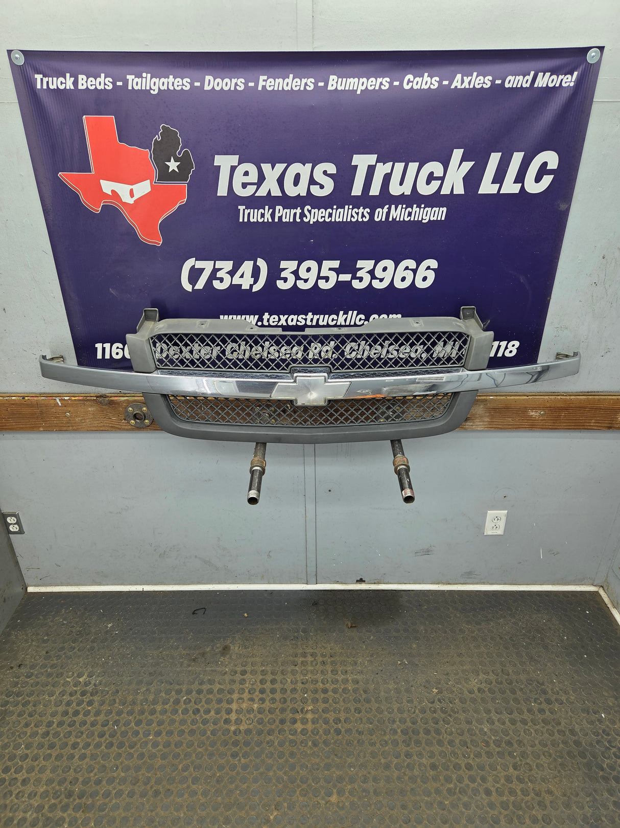 2003-2006 Chevrolet Silverado 1500 2500 3500 'Cateye' HD Grill OEM - Chrome