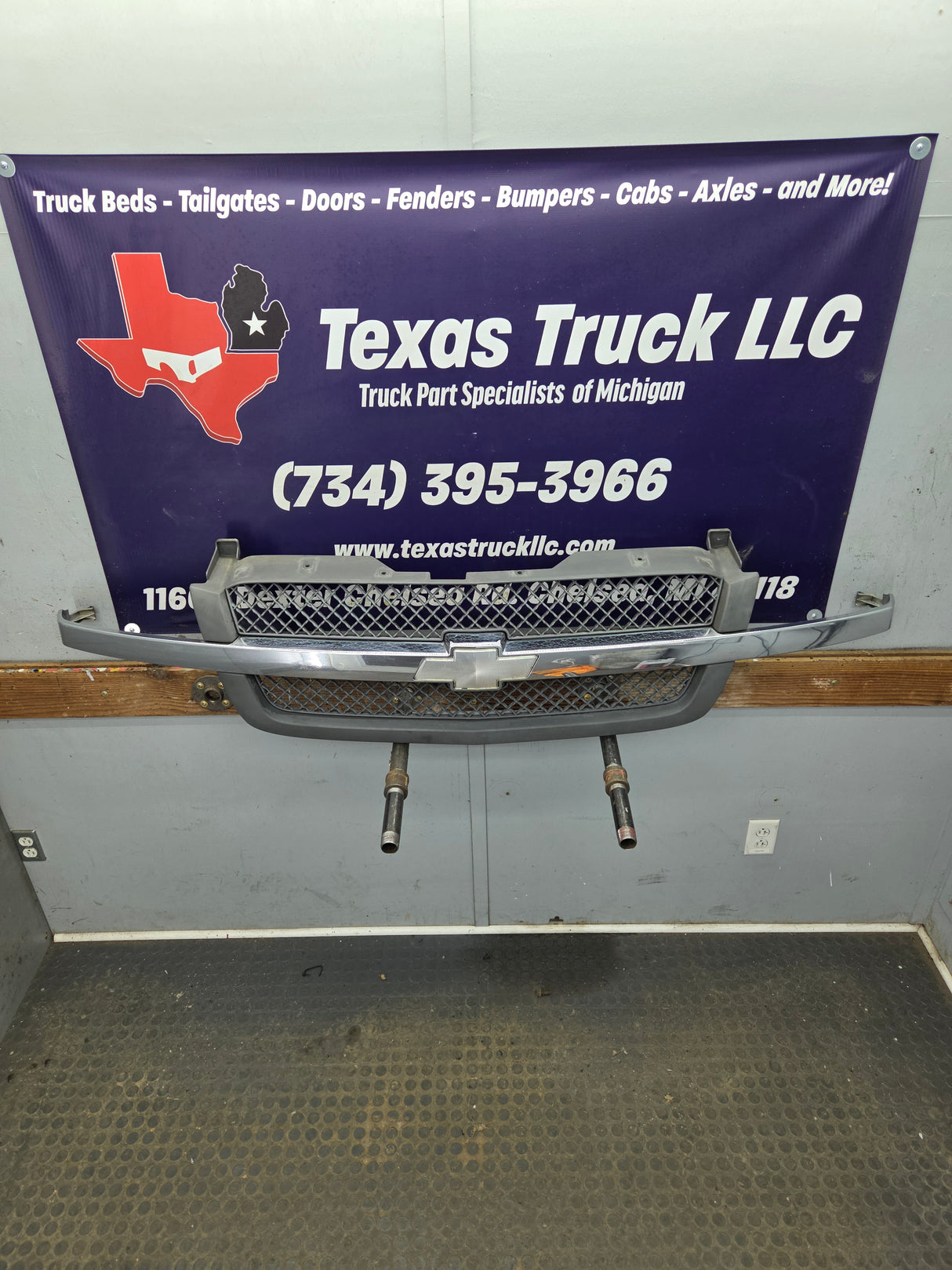 2003-2006 Chevrolet Silverado 1500 2500 3500 'Cateye' HD Grill OEM - Chrome