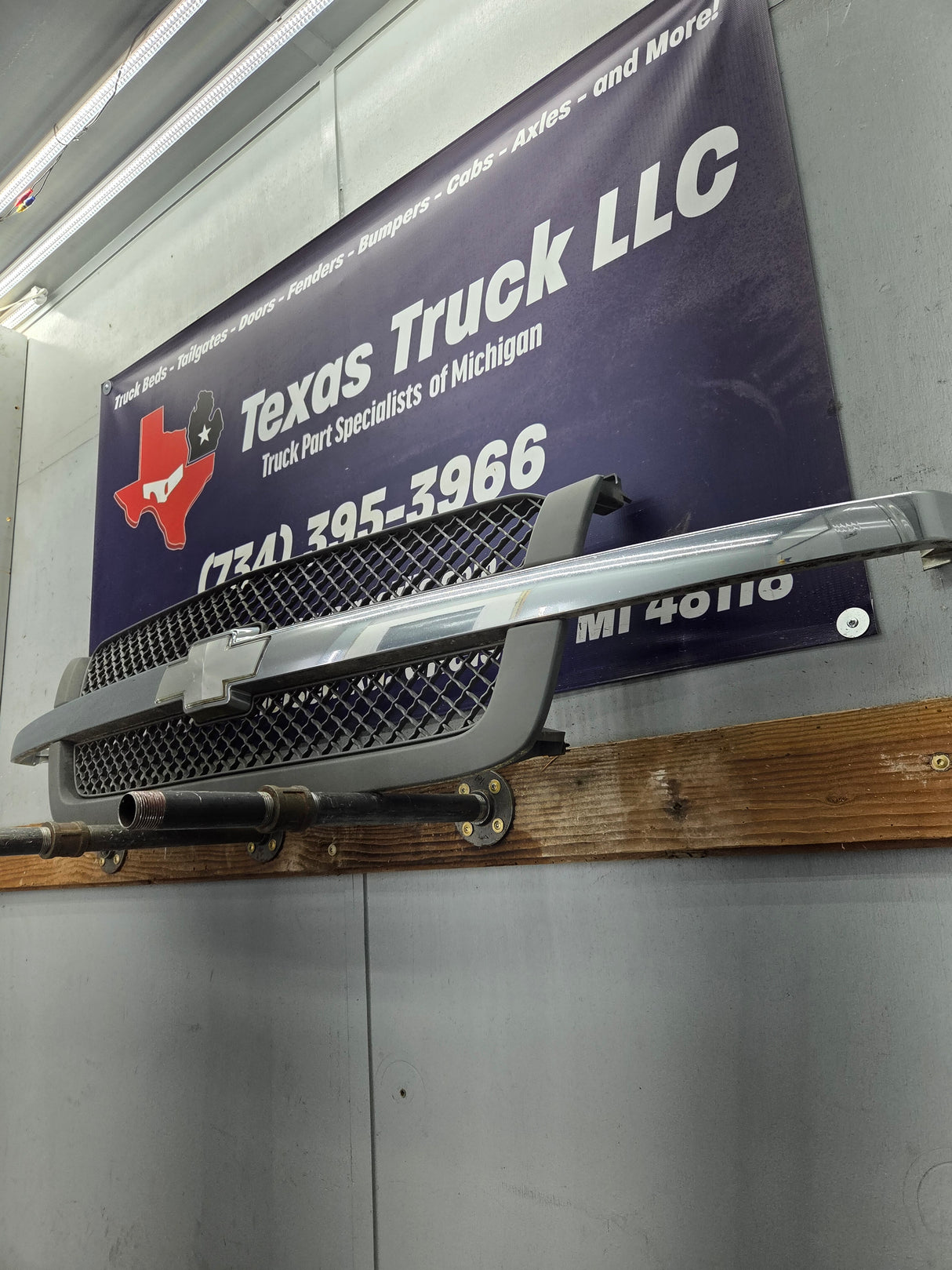 2003-2006 Chevrolet Silverado 1500 2500 3500 'Cateye' HD Grill OEM - Chrome