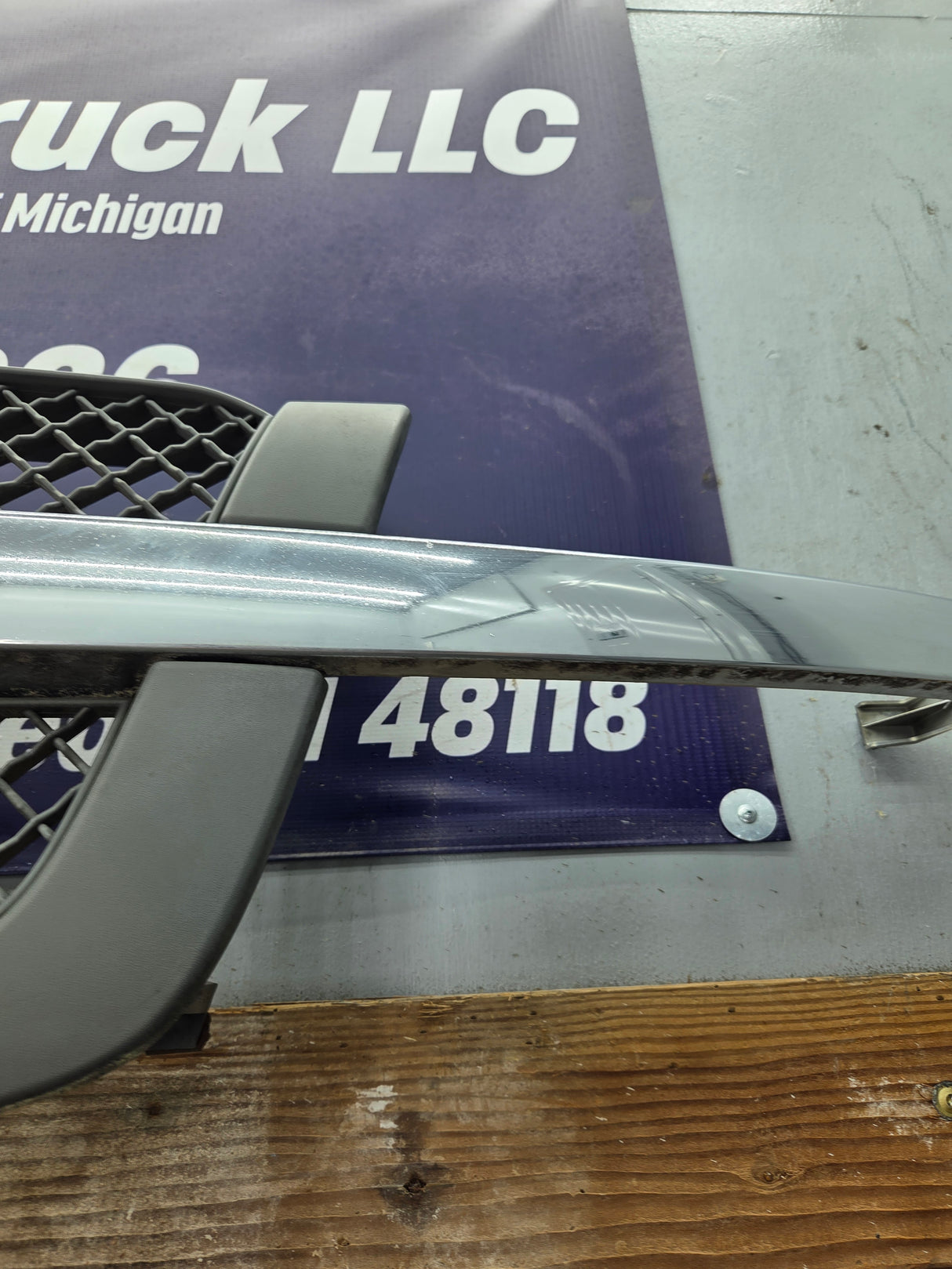 2003-2006 Chevrolet Silverado 1500 2500 3500 'Cateye' HD Grill OEM - Chrome