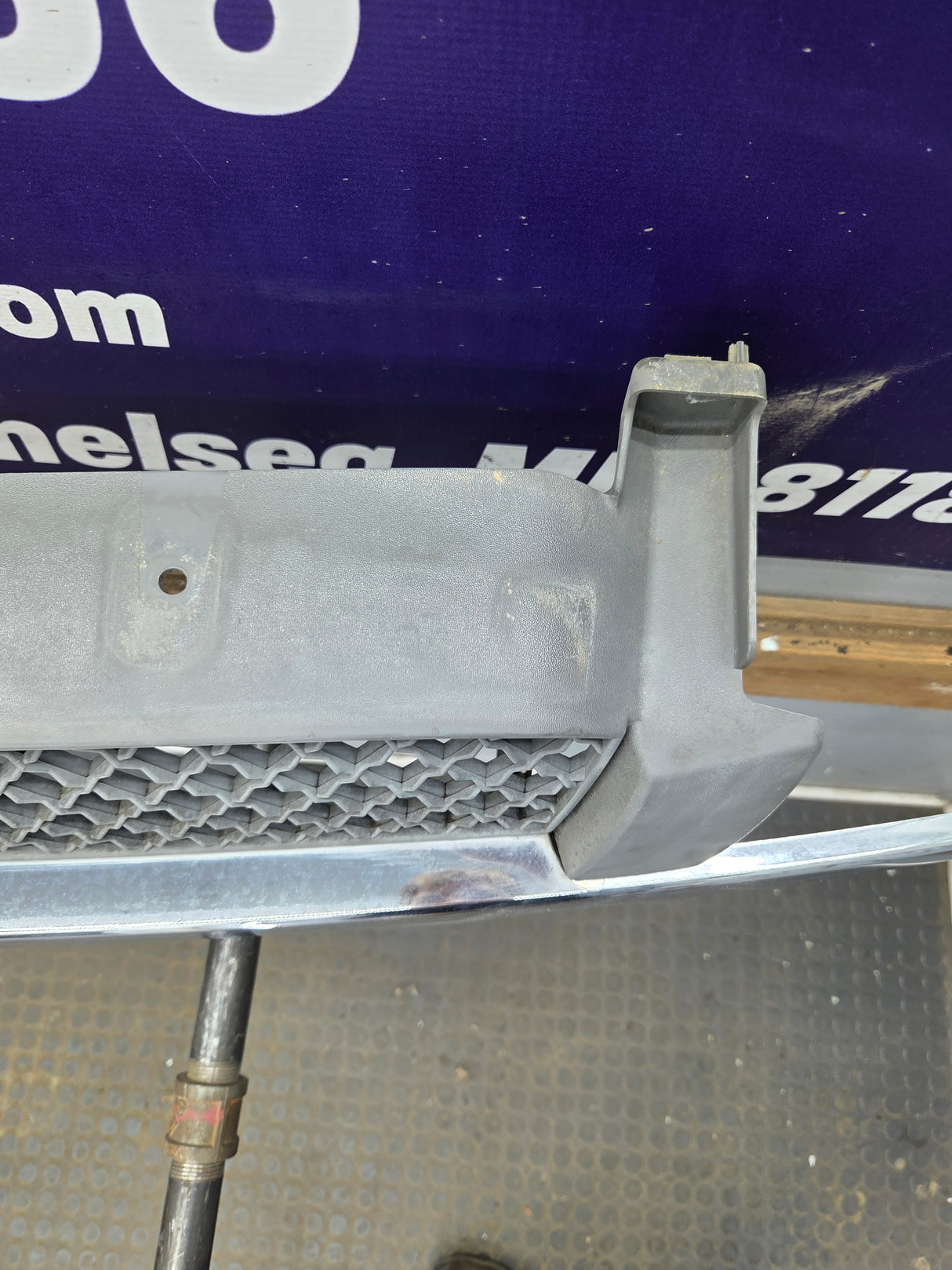 2003-2006 Chevrolet Silverado 1500 2500 3500 'Cateye' HD Grill OEM - Chrome