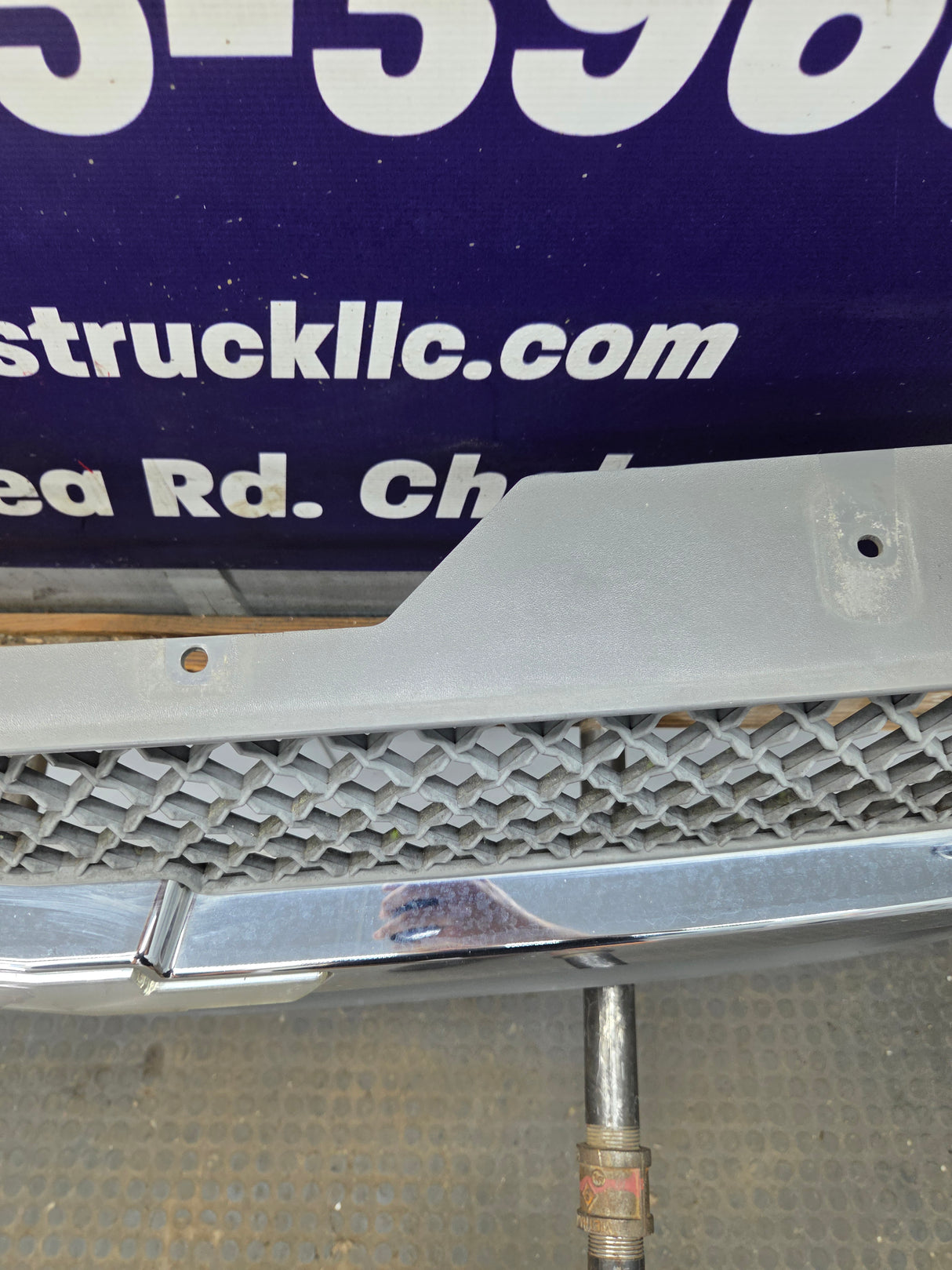 2003-2006 Chevrolet Silverado 1500 2500 3500 'Cateye' HD Grill OEM - Chrome