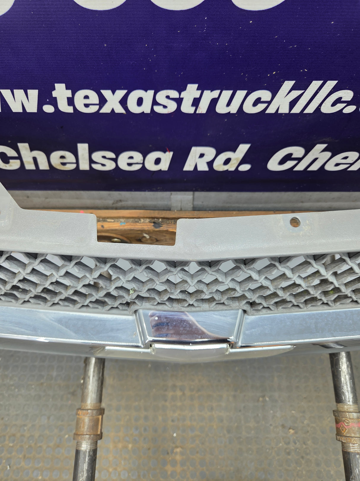 2003-2006 Chevrolet Silverado 1500 2500 3500 'Cateye' HD Grill OEM - Chrome