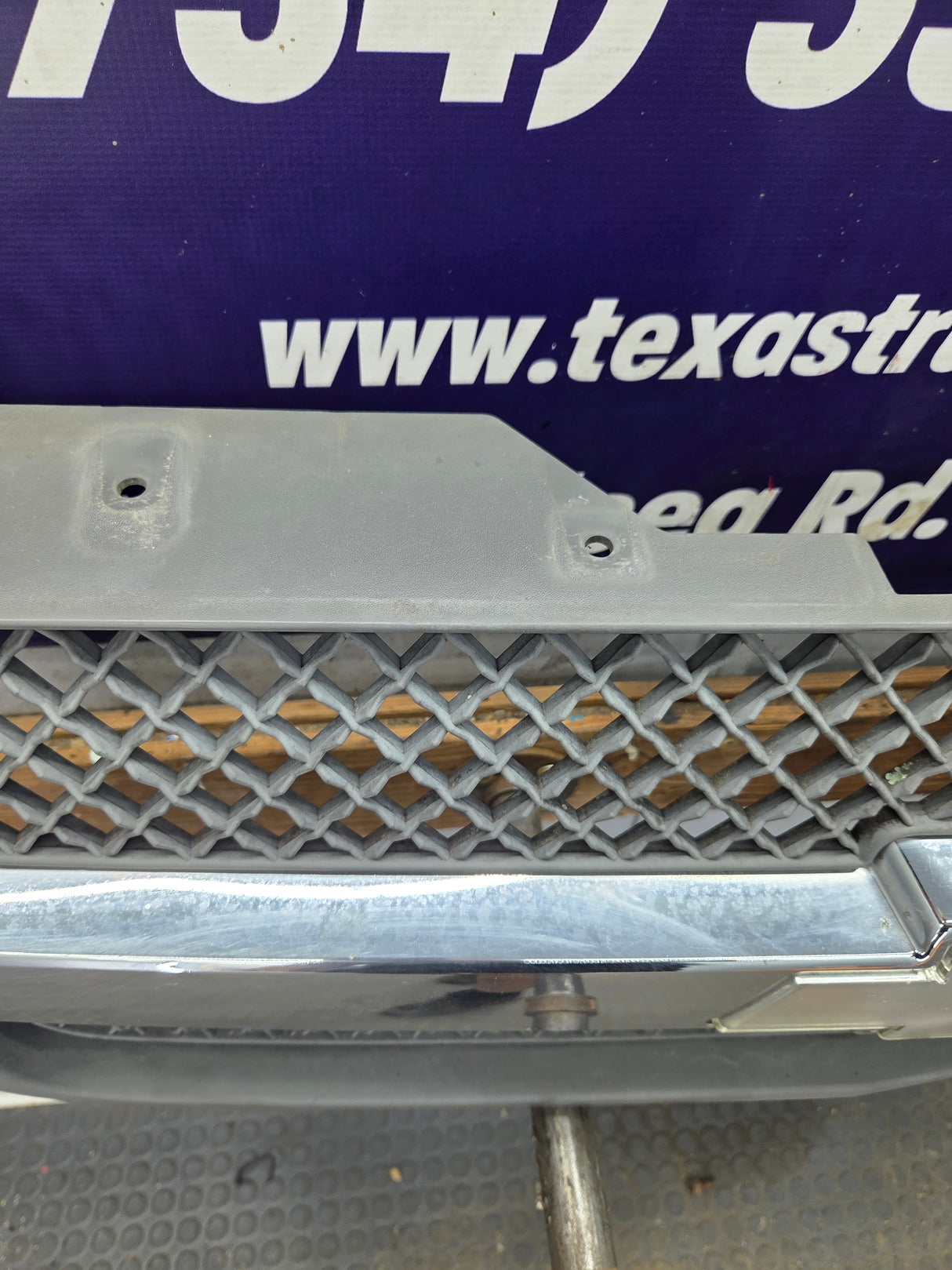 2003-2006 Chevrolet Silverado 1500 2500 3500 'Cateye' HD Grill OEM - Chrome