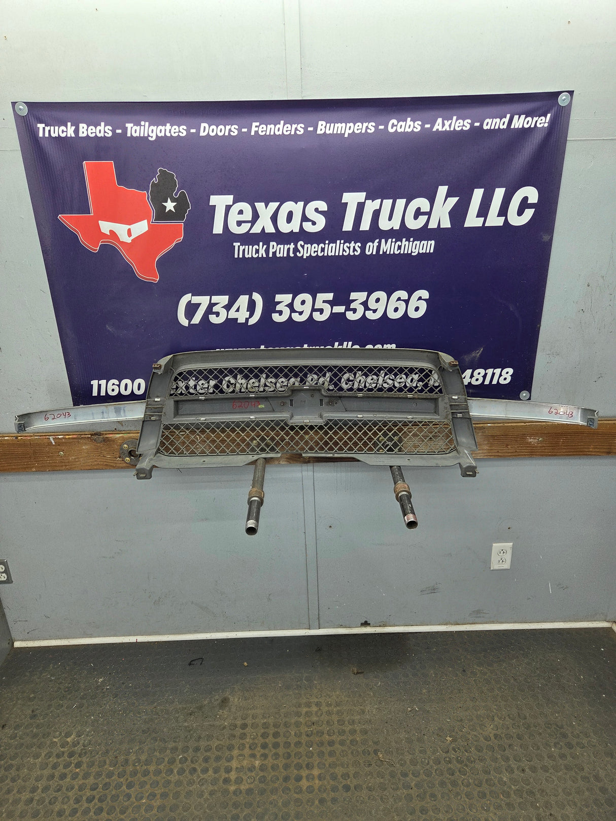 2003-2006 Chevrolet Silverado 1500 2500 3500 'Cateye' HD Grill OEM - Chrome