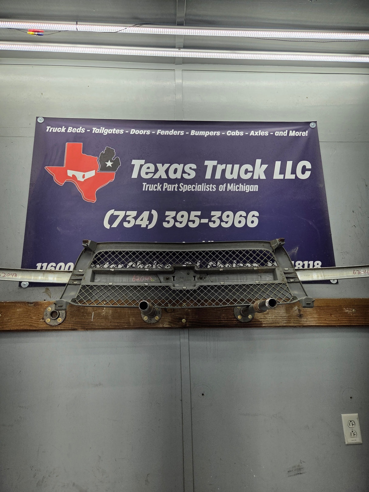 2003-2006 Chevrolet Silverado 1500 2500 3500 'Cateye' HD Grill OEM - Chrome