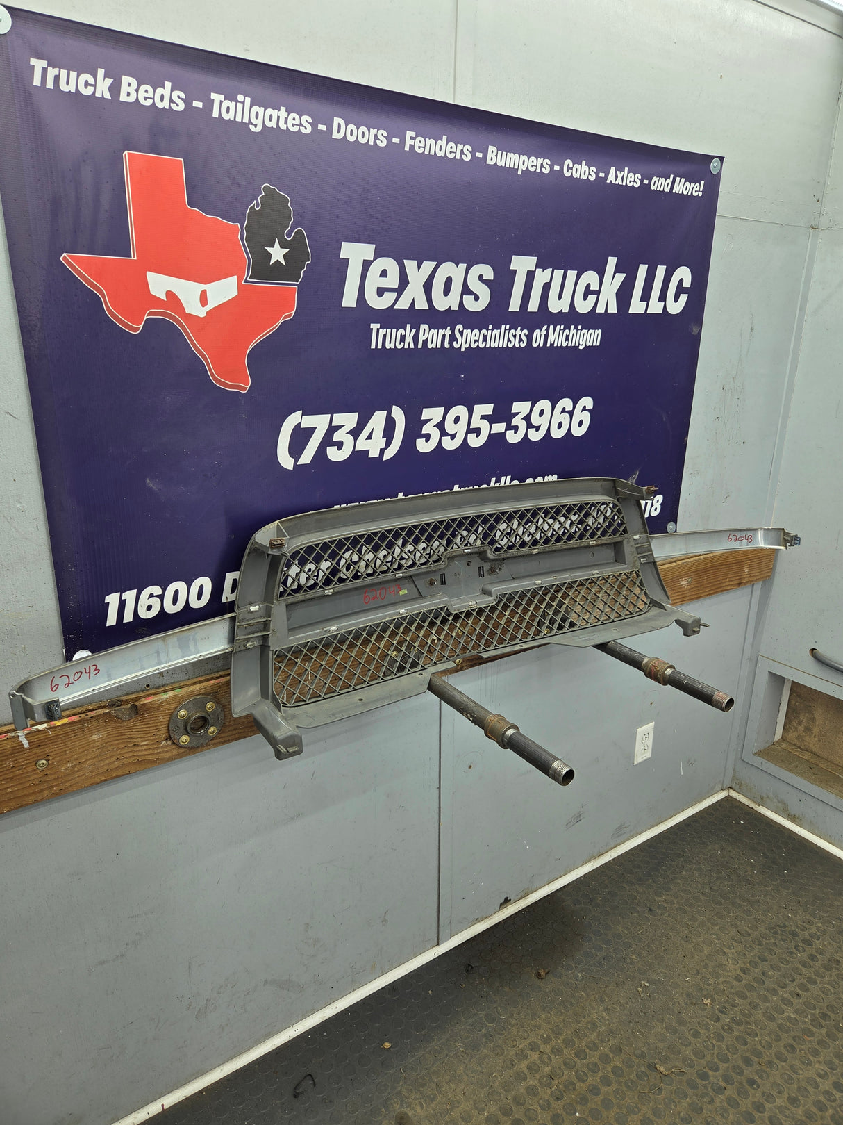 2003-2006 Chevrolet Silverado 1500 2500 3500 'Cateye' HD Grill OEM - Chrome