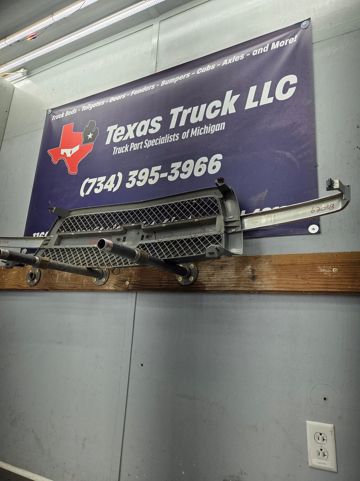 2003-2006 Chevrolet Silverado 1500 2500 3500 'Cateye' HD Grill OEM - Chrome