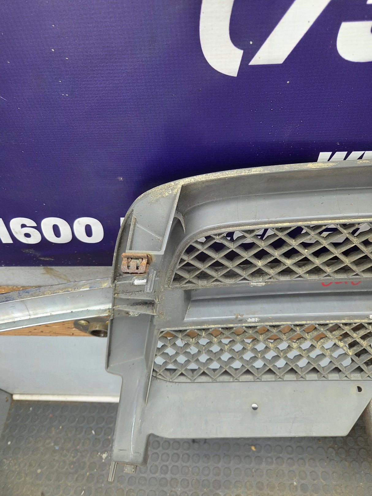2003-2006 Chevrolet Silverado 1500 2500 3500 'Cateye' HD Grill OEM - Chrome