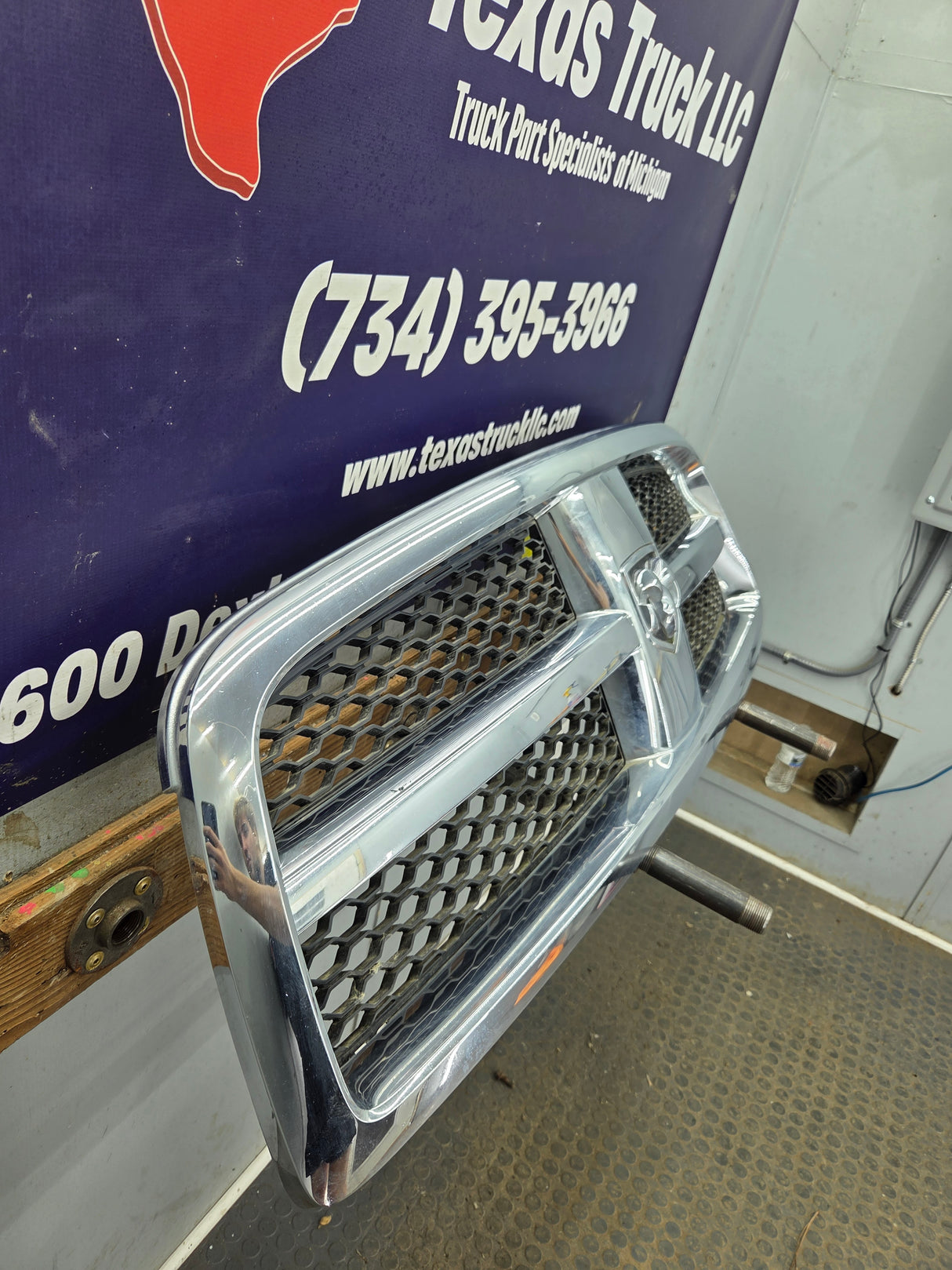 2009-2011 Dodge Ram 1500 Chrome Grill Surround