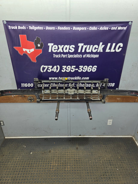 1999-2002 Chevrolet Silverado 1500 2500 3500 Grill OEM