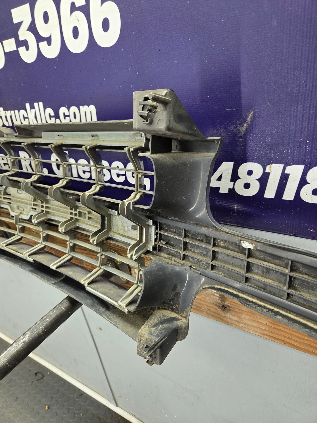 1999-2002 Chevrolet Silverado 1500 2500 3500 Grill OEM