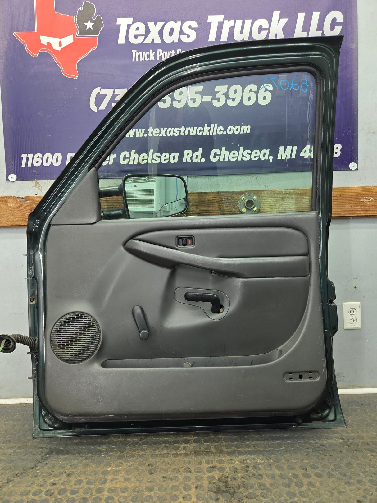 1999-2006 Chevrolet Silverado / GMC Sierra 1500 2500 3500 HD Front Passenger side Door RH