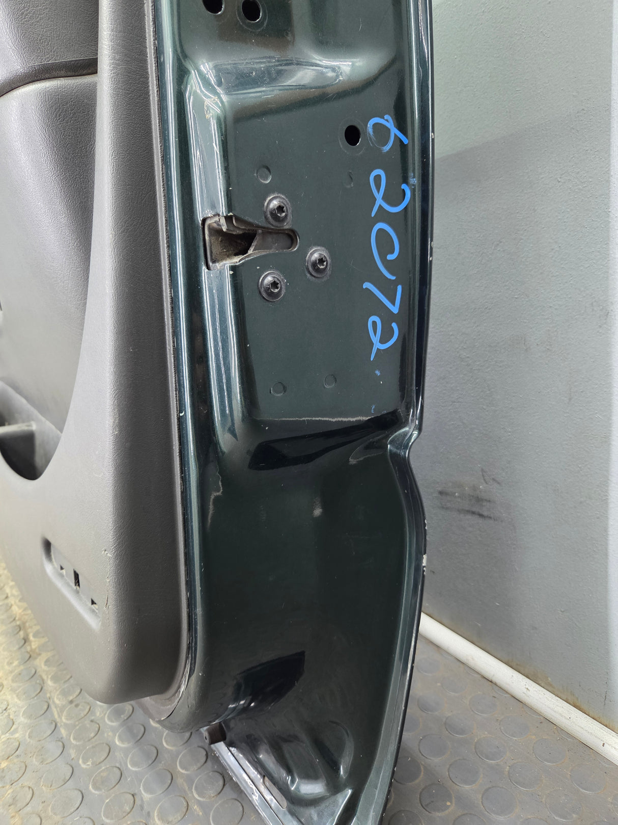 1999-2006 Chevrolet Silverado / GMC Sierra 1500 2500 3500 HD Front Passenger side Door RH