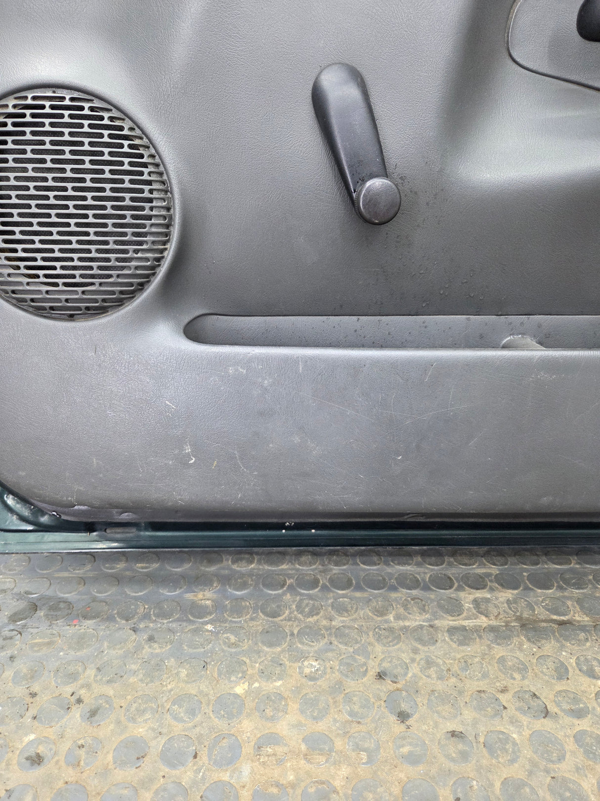 1999-2006 Chevrolet Silverado / GMC Sierra 1500 2500 3500 HD Front Passenger side Door RH