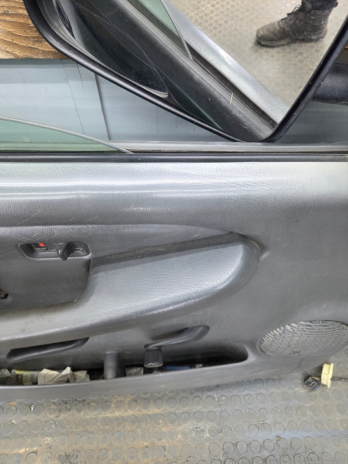 1999-2006 Chevrolet Silverado / GMC Sierra 1500 2500 3500 HD Front Driver Side Door LH