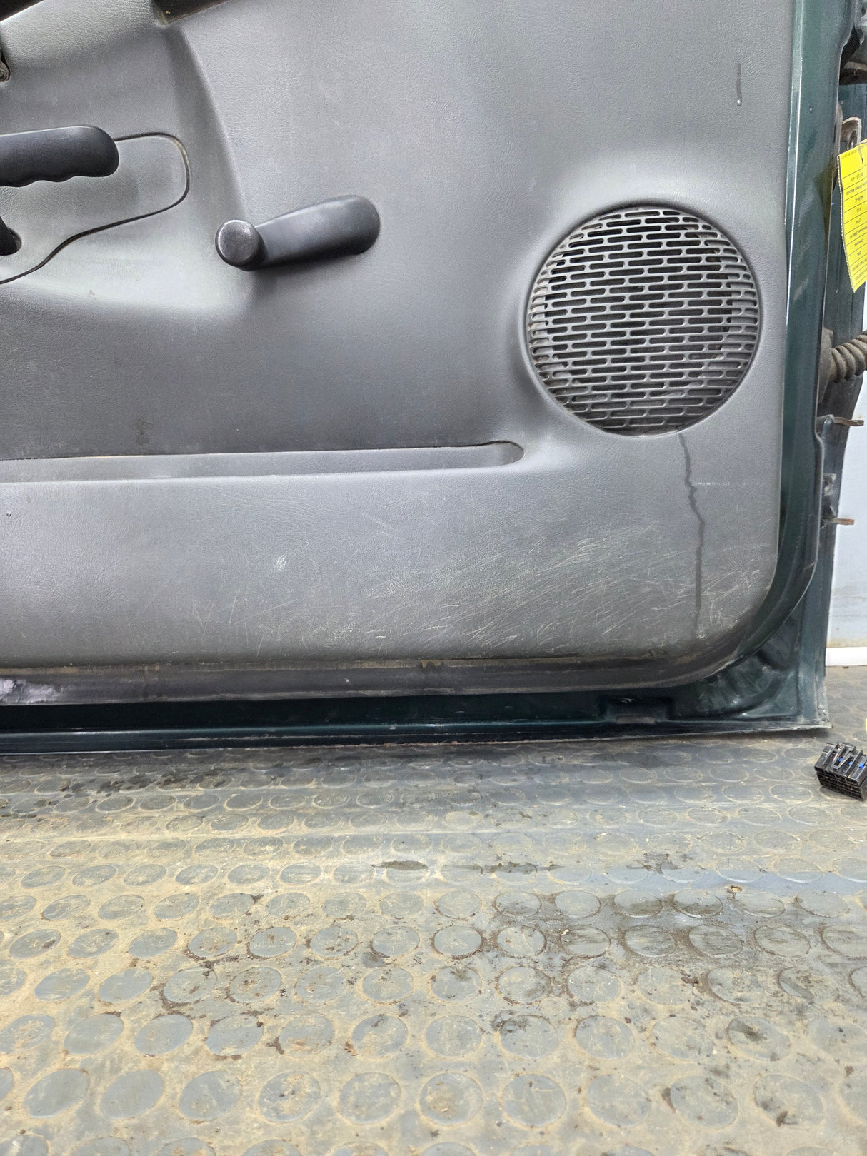 1999-2006 Chevrolet Silverado / GMC Sierra 1500 2500 3500 HD Front Driver Side Door LH