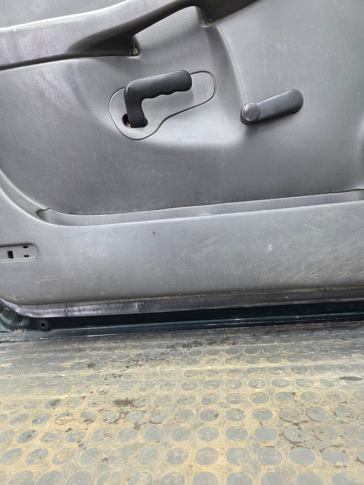 1999-2006 Chevrolet Silverado / GMC Sierra 1500 2500 3500 HD Front Driver Side Door LH
